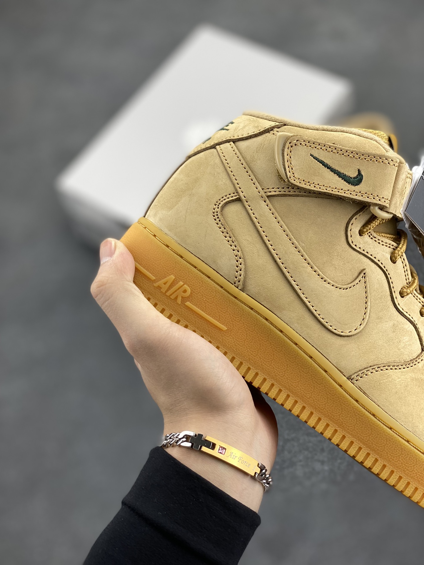 图片[6]-HY版本💯 Nike Air Force 1 Low 中帮小麦 空军一号运动休闲板鞋 原楦头原纸板 打造纯正空军版型#专注外贸渠道 全掌内置蜂窝气垫 #原盒配件 原厂中底钢印、拉帮完美 货号：715889-200 尺码：35.5 36 36.5 37.5 38 38.5 39 40 40.5 41 42 42.5 43 44 44.5 45 46 47-选品中心