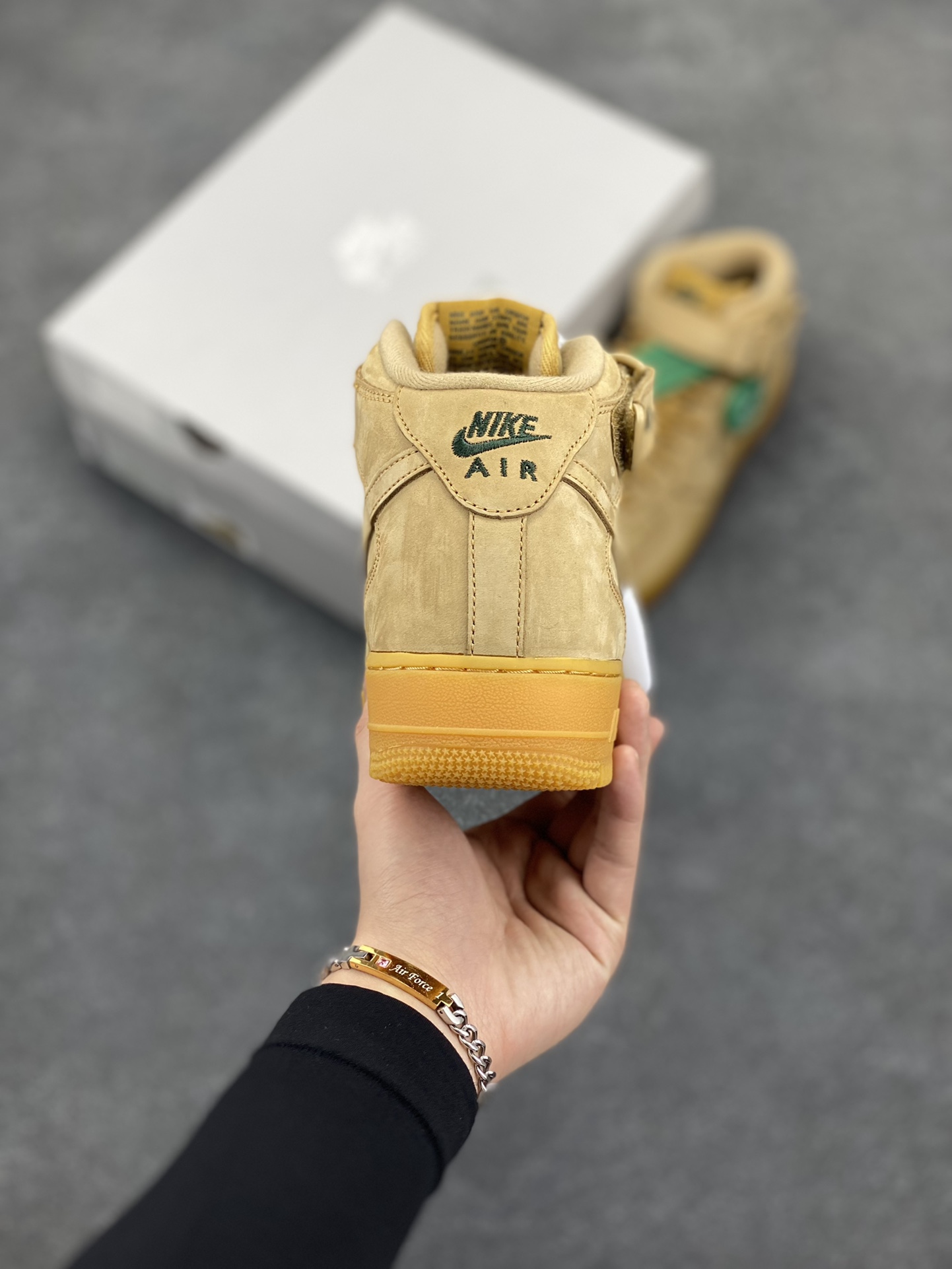 图片[4]-HY版本💯 Nike Air Force 1 Low 中帮小麦 空军一号运动休闲板鞋 原楦头原纸板 打造纯正空军版型#专注外贸渠道 全掌内置蜂窝气垫 #原盒配件 原厂中底钢印、拉帮完美 货号：715889-200 尺码：35.5 36 36.5 37.5 38 38.5 39 40 40.5 41 42 42.5 43 44 44.5 45 46 47-选品中心