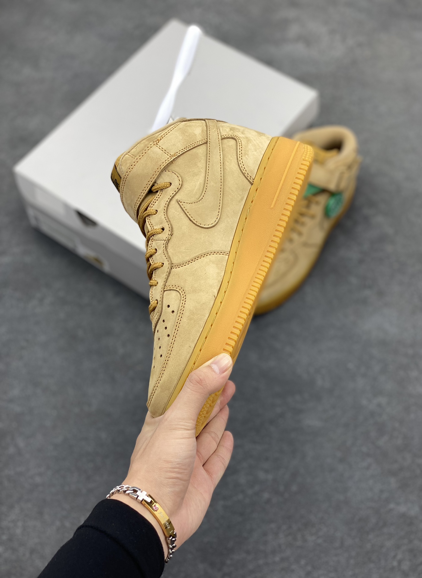 图片[3]-HY版本💯 Nike Air Force 1 Low 中帮小麦 空军一号运动休闲板鞋 原楦头原纸板 打造纯正空军版型#专注外贸渠道 全掌内置蜂窝气垫 #原盒配件 原厂中底钢印、拉帮完美 货号：715889-200 尺码：35.5 36 36.5 37.5 38 38.5 39 40 40.5 41 42 42.5 43 44 44.5 45 46 47-选品中心