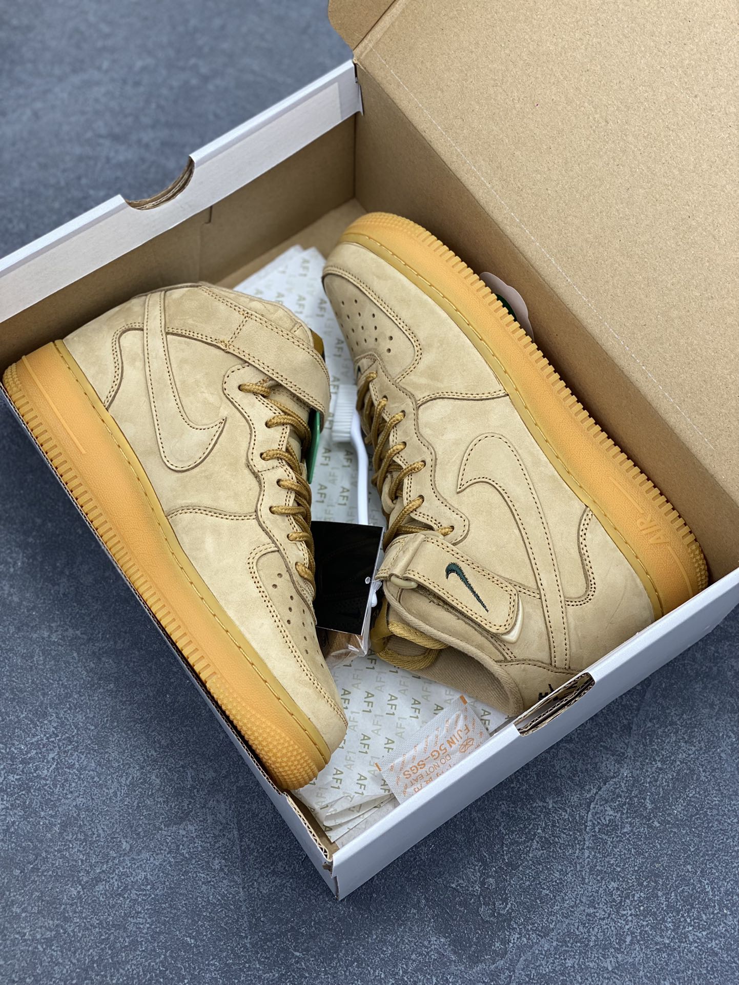 图片[9]-HY版本💯 Nike Air Force 1 Low 中帮小麦 空军一号运动休闲板鞋 原楦头原纸板 打造纯正空军版型#专注外贸渠道 全掌内置蜂窝气垫 #原盒配件 原厂中底钢印、拉帮完美 货号：715889-200 尺码：35.5 36 36.5 37.5 38 38.5 39 40 40.5 41 42 42.5 43 44 44.5 45 46 47-选品中心