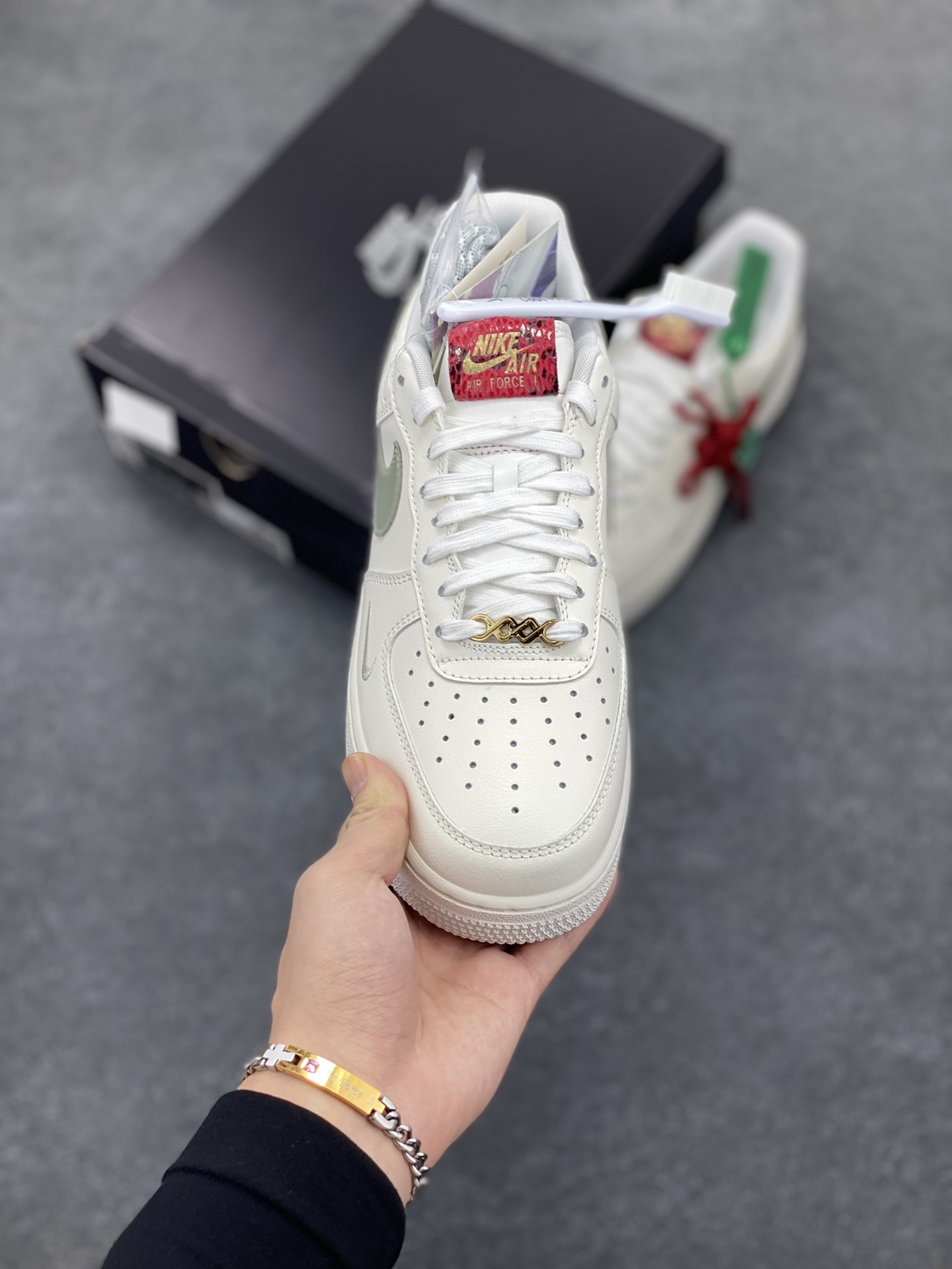 图片[2]-HY版本💯 Nike Air Force 1 Low 蛇年 空军一号低帮运动休闲板鞋 原楦头原纸板 打造纯正空军版型#专注外贸渠道 全掌内置蜂窝气垫 #原盒配件 原厂中底钢印、拉帮完美 货号：HV5979-130 尺码：35.5 36 36.5 37.5 38 38.5 39 40 40.5 41 42 42.5 43 44 44.5 45 46-选品中心