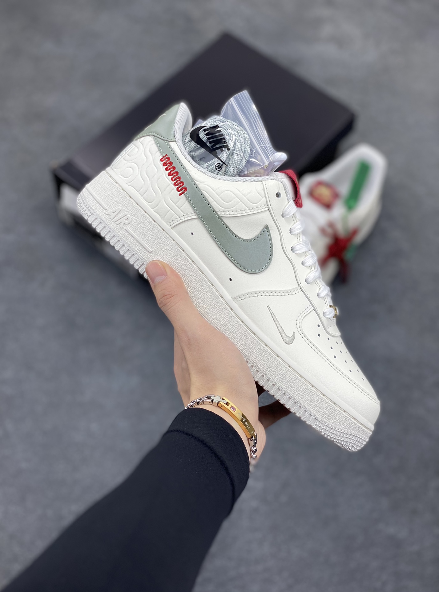 HY版本💯 Nike Air Force 1 Low 蛇年 空军一号低帮运动休闲板鞋 原楦头原纸板 打造纯正空军版型#专注外贸渠道 全掌内置蜂窝气垫 #原盒配件 原厂中底钢印、拉帮完美 货号:HV5979-130 尺码:35.5 36 36.5 37.5 38 38.5 39 40 40.5 41 42 42.5 43 44 44.5 45 46-选品中心