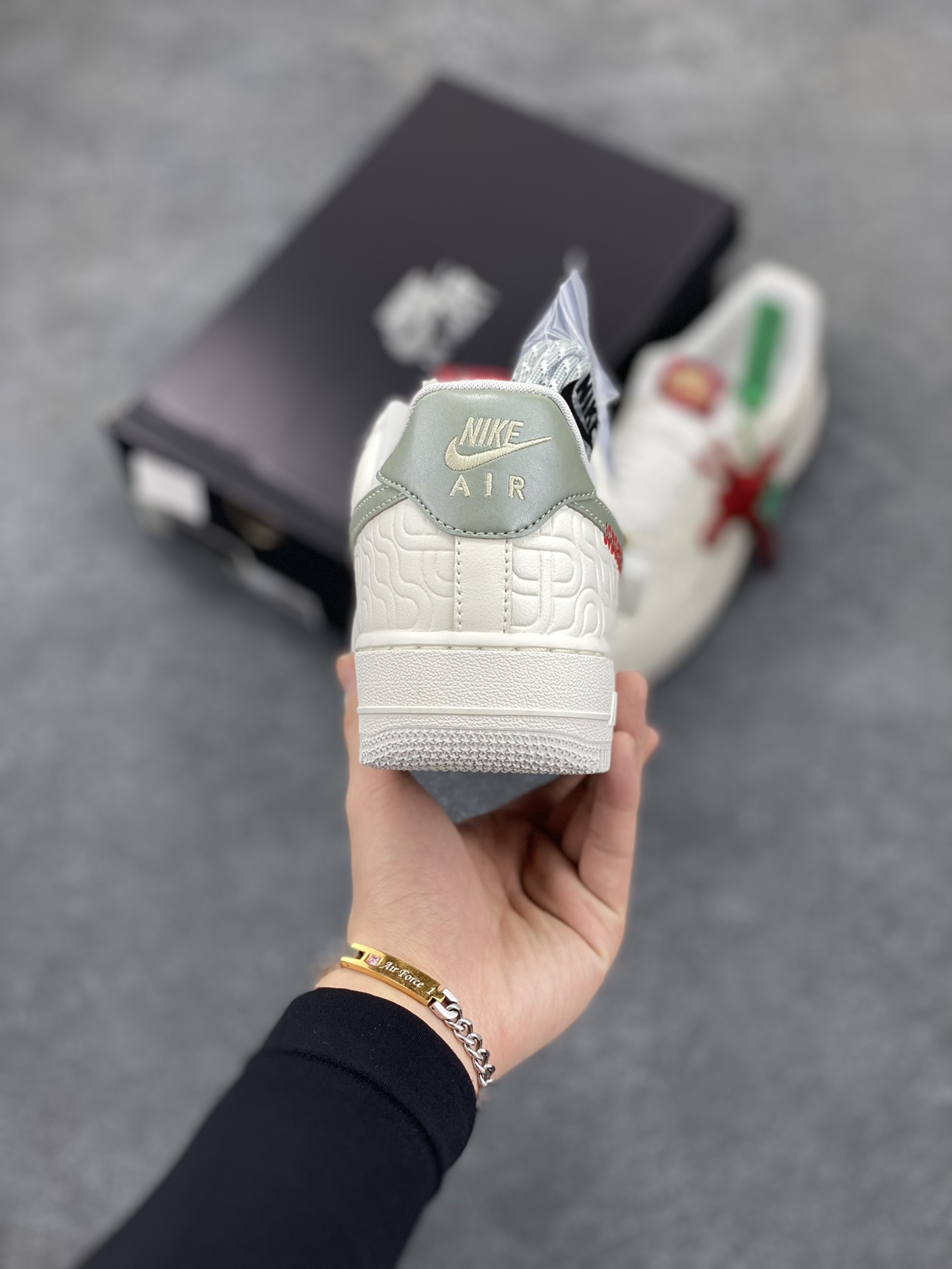 图片[4]-HY版本💯 Nike Air Force 1 Low 蛇年 空军一号低帮运动休闲板鞋 原楦头原纸板 打造纯正空军版型#专注外贸渠道 全掌内置蜂窝气垫 #原盒配件 原厂中底钢印、拉帮完美 货号：HV5979-130 尺码：35.5 36 36.5 37.5 38 38.5 39 40 40.5 41 42 42.5 43 44 44.5 45 46-选品中心