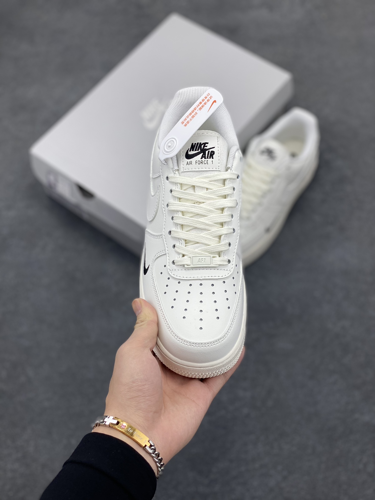 图片[2]-Nike Air Force 1 Low 白黑小勾 空军一号低帮运动休闲板鞋 原楦头原纸板 打造纯正空军版型 专注外贸渠道 全掌内置蜂窝气垫 原盒配件 原厂中底钢印、拉帮完美 货号：HF1058-133 尺码：36 36.5 37.5 38 38.5 39 40 40.5 41 42 42.5 43 44 44.5 45 46-选品中心