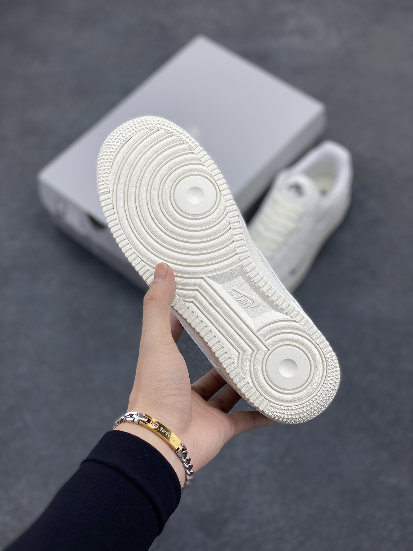 图片[5]-Nike Air Force 1 Low 白黑小勾 空军一号低帮运动休闲板鞋 原楦头原纸板 打造纯正空军版型 专注外贸渠道 全掌内置蜂窝气垫 原盒配件 原厂中底钢印、拉帮完美 货号：HF1058-133 尺码：36 36.5 37.5 38 38.5 39 40 40.5 41 42 42.5 43 44 44.5 45 46-选品中心