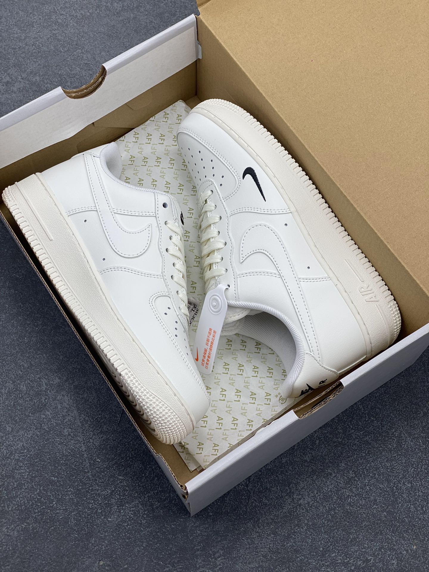 图片[9]-Nike Air Force 1 Low 白黑小勾 空军一号低帮运动休闲板鞋 原楦头原纸板 打造纯正空军版型 专注外贸渠道 全掌内置蜂窝气垫 原盒配件 原厂中底钢印、拉帮完美 货号：HF1058-133 尺码：36 36.5 37.5 38 38.5 39 40 40.5 41 42 42.5 43 44 44.5 45 46-选品中心