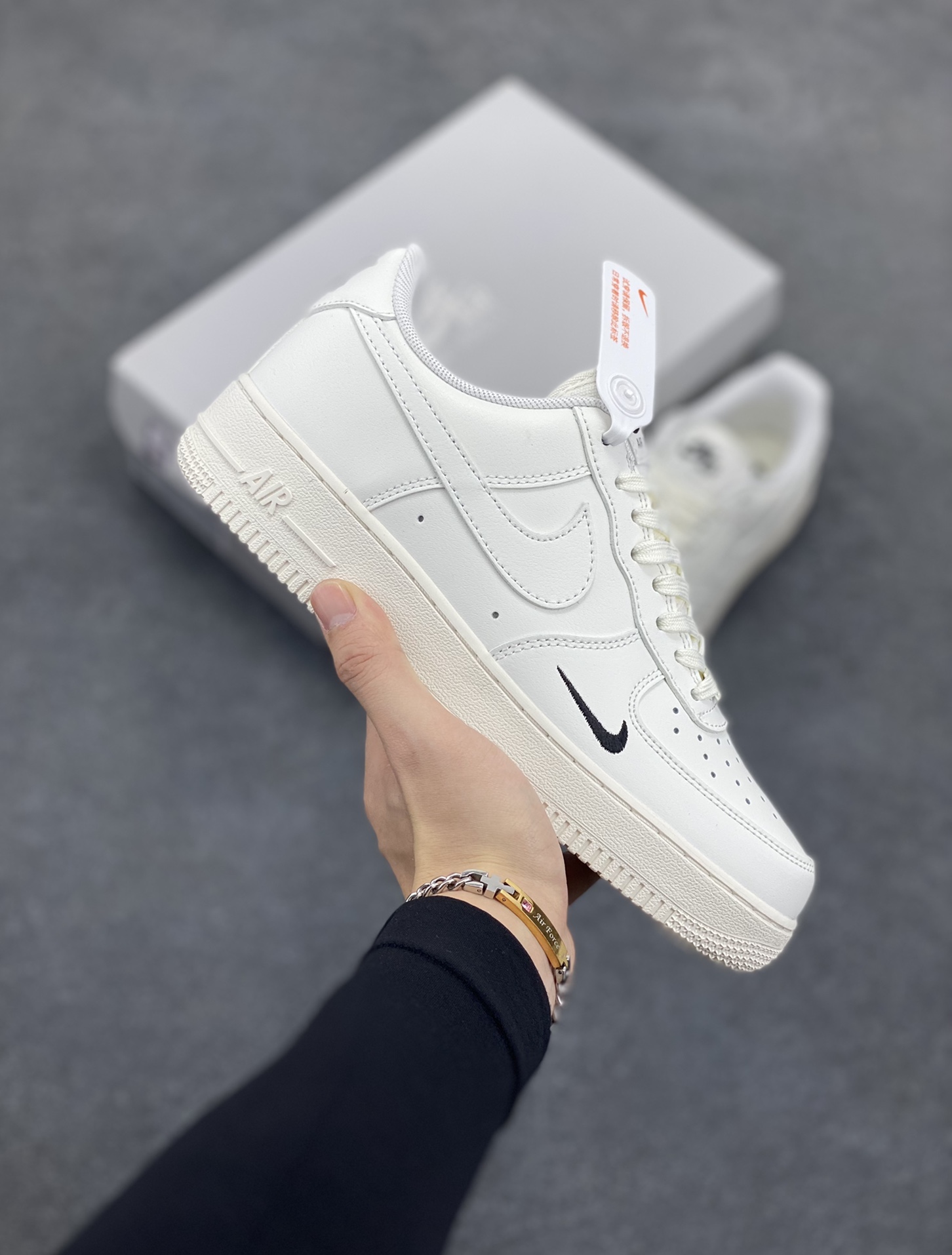 Nike Air Force 1 Low 白黑小勾 空军一号低帮运动休闲板鞋 原楦头原纸板 打造纯正空军版型 专注外贸渠道 全掌内置蜂窝气垫 原盒配件 原厂中底钢印、拉帮完美 货号：HF1058-133 尺码：36 36.5 37.5 38 38.5 39 40 40.5 41 42 42.5 43 44 44.5 45 46-选品中心