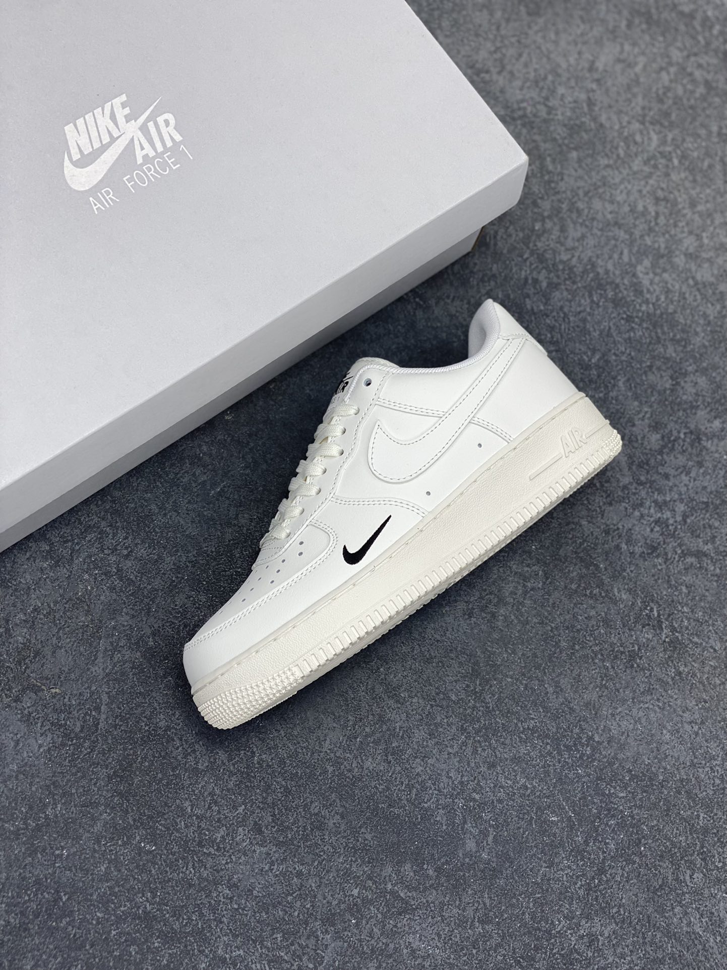 图片[7]-Nike Air Force 1 Low 白黑小勾 空军一号低帮运动休闲板鞋 原楦头原纸板 打造纯正空军版型 专注外贸渠道 全掌内置蜂窝气垫 原盒配件 原厂中底钢印、拉帮完美 货号：HF1058-133 尺码：36 36.5 37.5 38 38.5 39 40 40.5 41 42 42.5 43 44 44.5 45 46-选品中心