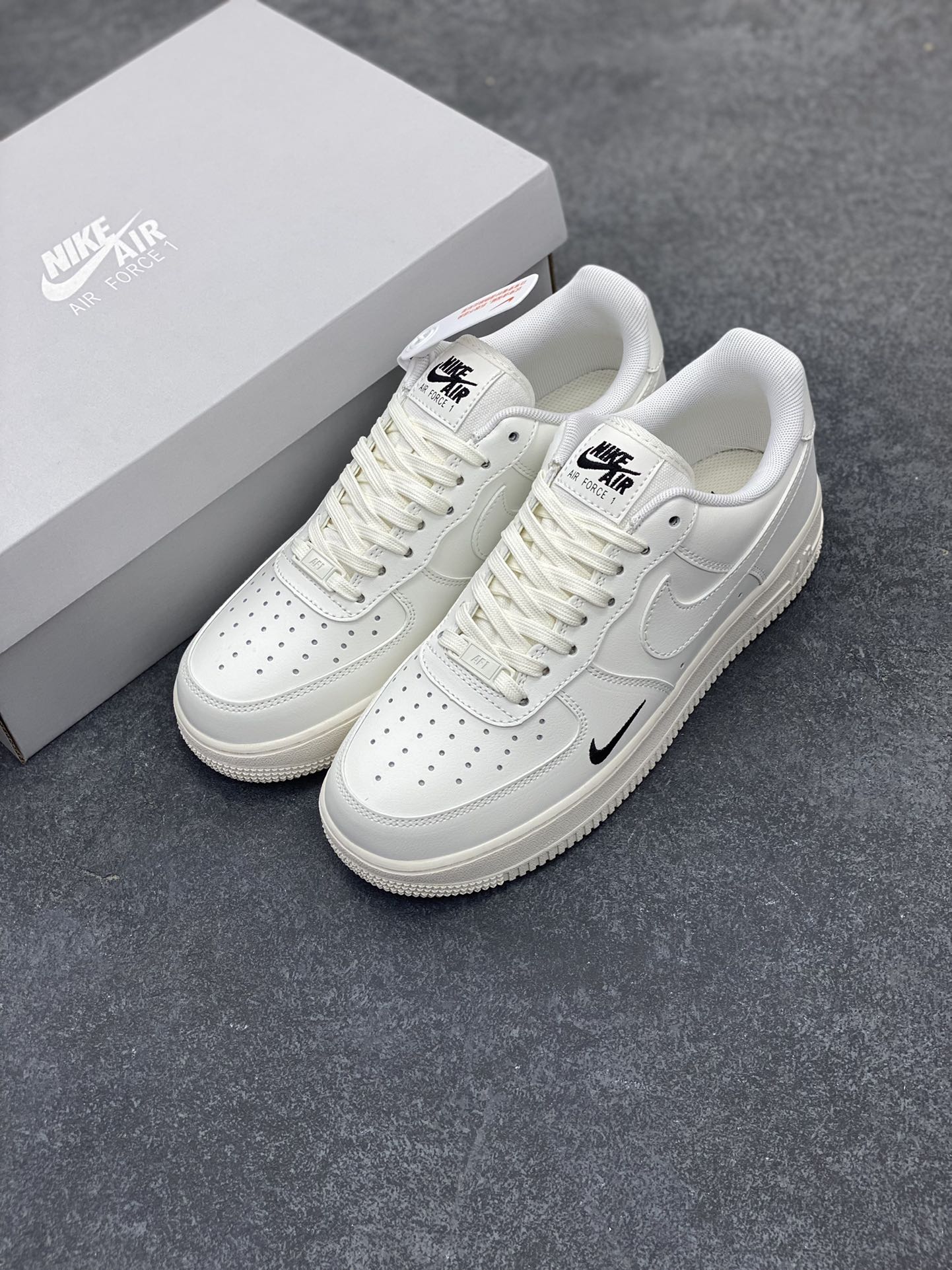 图片[8]-Nike Air Force 1 Low 白黑小勾 空军一号低帮运动休闲板鞋 原楦头原纸板 打造纯正空军版型 专注外贸渠道 全掌内置蜂窝气垫 原盒配件 原厂中底钢印、拉帮完美 货号：HF1058-133 尺码：36 36.5 37.5 38 38.5 39 40 40.5 41 42 42.5 43 44 44.5 45 46-选品中心