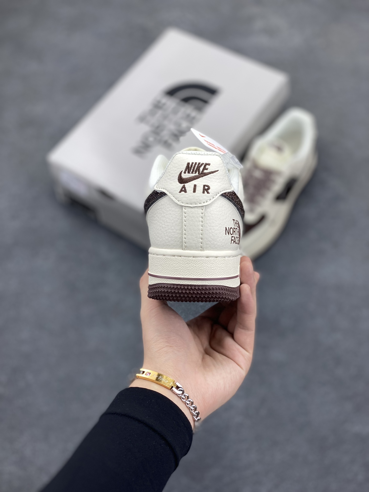 图片[4]-NIke Air Force 1 \’07 Low “北面联名”空军一号 低帮 运动鞋 休闲鞋 折边针车 工艺难度大 原楦头原纸板 原装鞋盒 定制五金配件 内置全掌气垫 原厂鞋底 货号：QY6818-526 尺码：36 36.5 37.5 38 38.5 39 40 40.5 41 42 42.5 43 44 44.5 45-选品中心