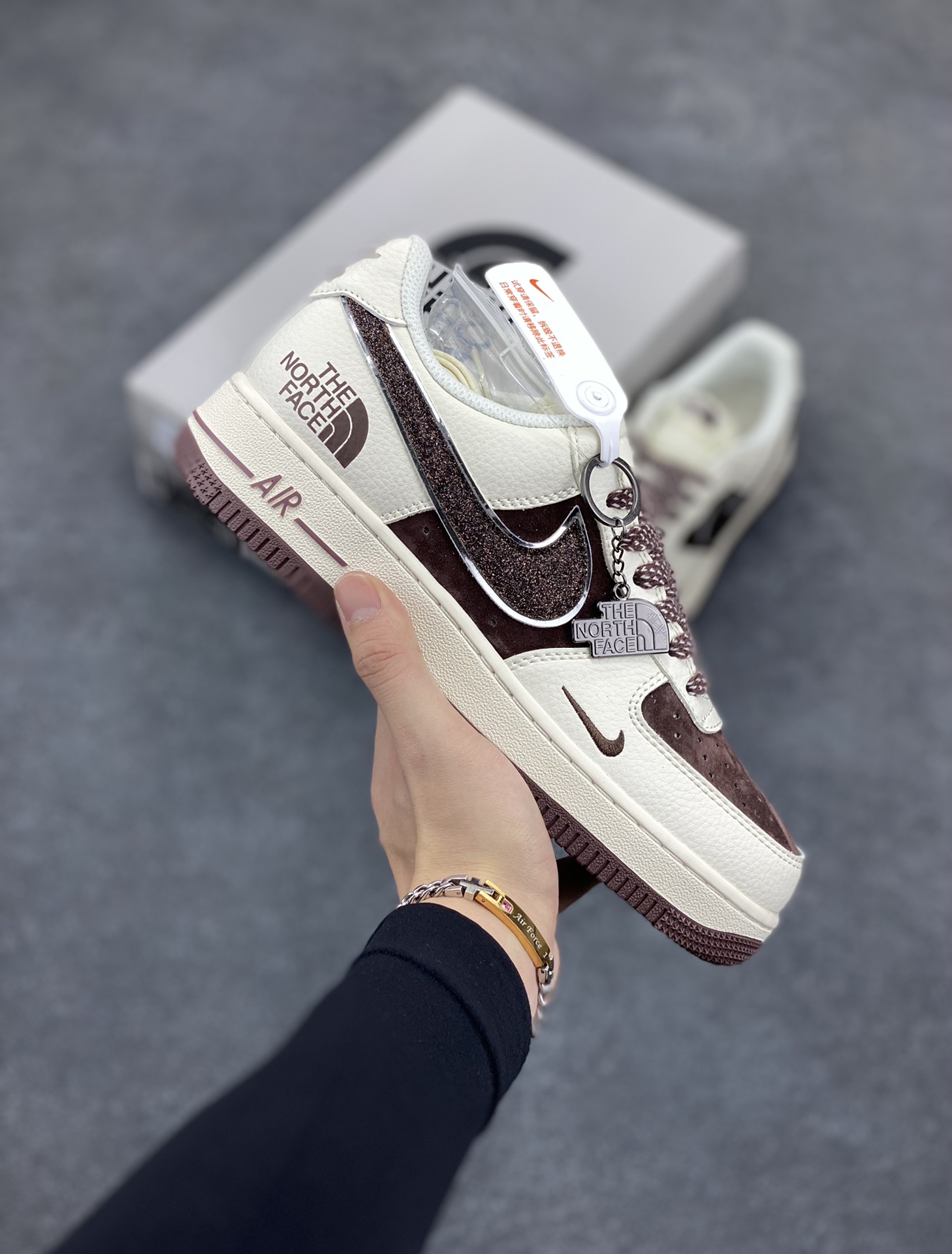 NIke Air Force 1 \’07 Low “北面联名”空军一号 低帮 运动鞋 休闲鞋 折边针车 工艺难度大 原楦头原纸板 原装鞋盒 定制五金配件 内置全掌气垫 原厂鞋底 货号:QY6818-526 尺码:36 36.5 37.5 38 38.5 39 40 40.5 41 42 42.5 43 44 44.5 45-选品中心