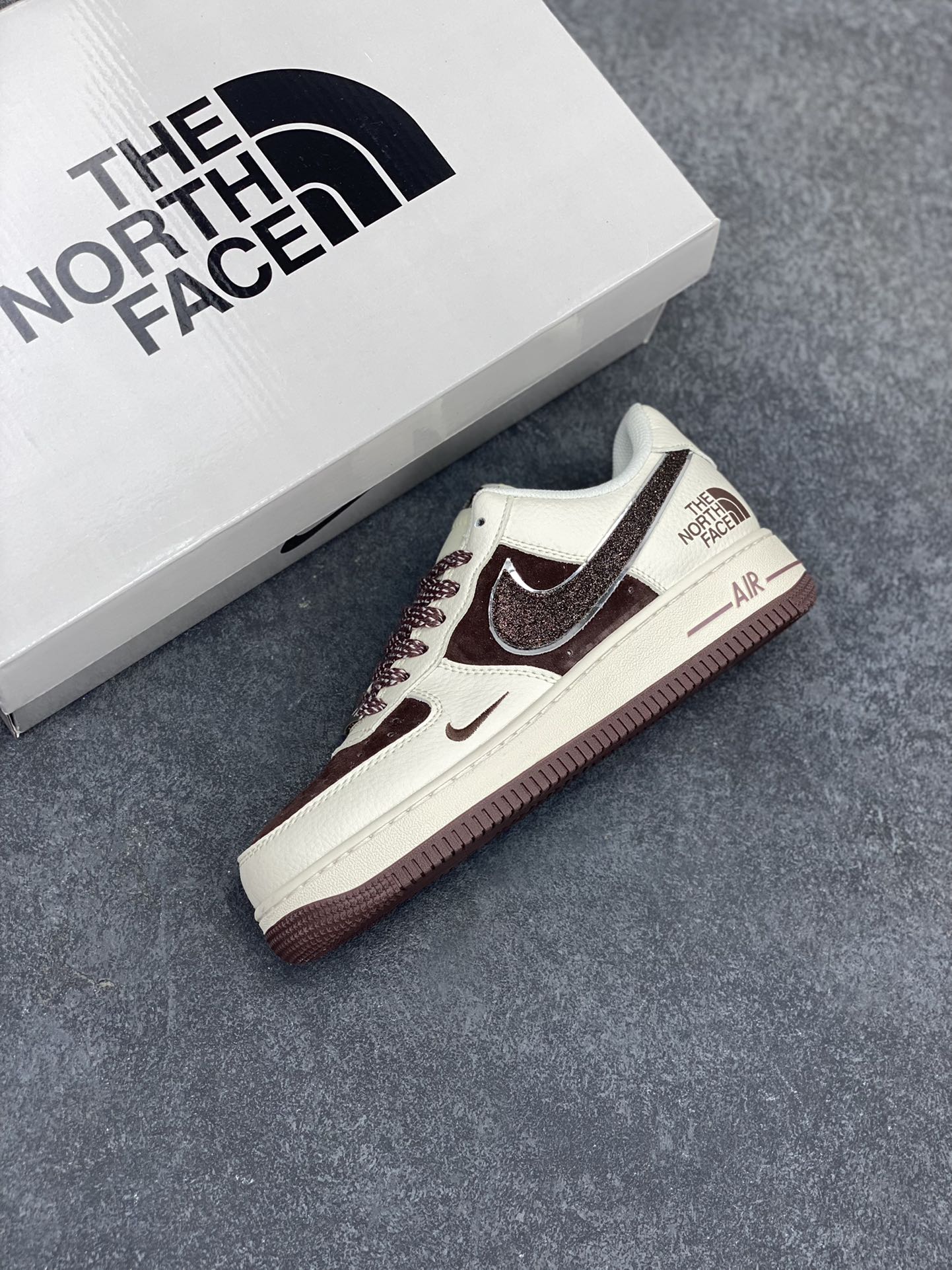 图片[7]-NIke Air Force 1 \’07 Low “北面联名”空军一号 低帮 运动鞋 休闲鞋 折边针车 工艺难度大 原楦头原纸板 原装鞋盒 定制五金配件 内置全掌气垫 原厂鞋底 货号：QY6818-526 尺码：36 36.5 37.5 38 38.5 39 40 40.5 41 42 42.5 43 44 44.5 45-选品中心