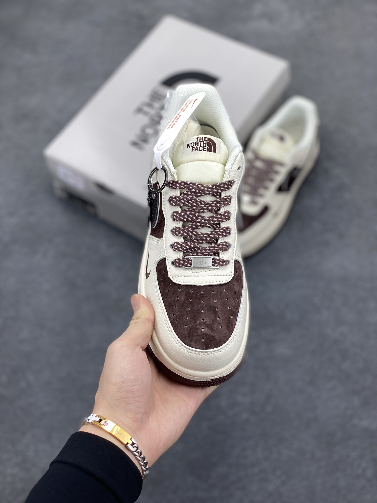 图片[2]-NIke Air Force 1 \’07 Low “北面联名”空军一号 低帮 运动鞋 休闲鞋 折边针车 工艺难度大 原楦头原纸板 原装鞋盒 定制五金配件 内置全掌气垫 原厂鞋底 货号：QY6818-526 尺码：36 36.5 37.5 38 38.5 39 40 40.5 41 42 42.5 43 44 44.5 45-选品中心