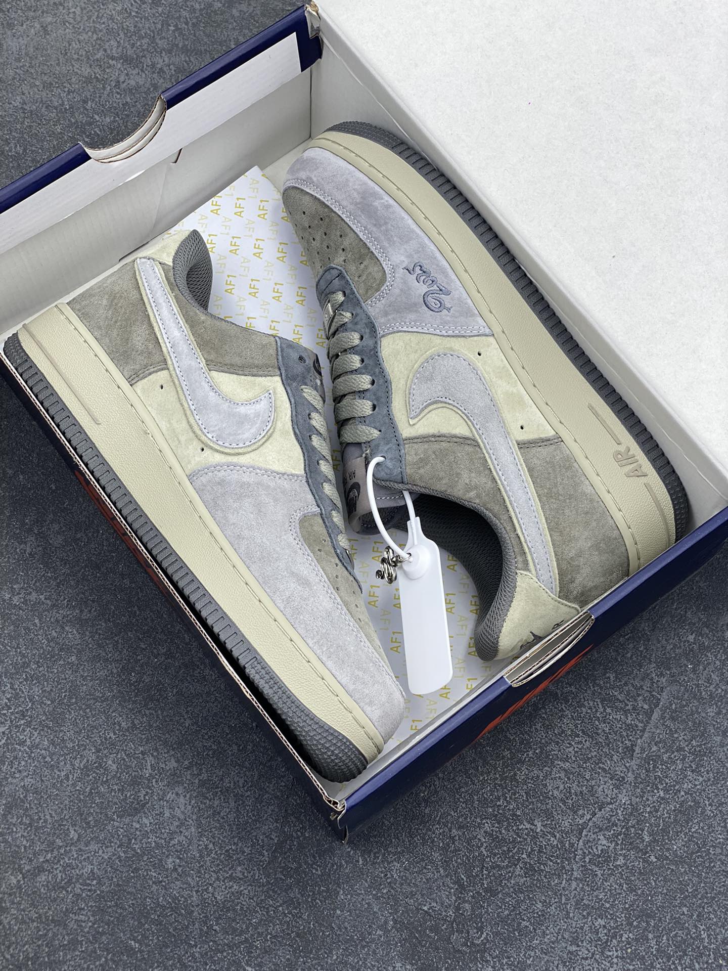 图片[9]-Nk Air Force 1‘07 Low ”Banded Krait“ 银环灵蛇 空军一号低帮休闲板鞋 #传说中，银环灵蛇浑身布满银白相间的环纹，鳞片闪烁着奇异的光芒，它的双眼犹如璀璨的星辰，深邃而神秘。它栖息在山林深处的一处隐秘洞穴之中，那里云雾缭绕，古木参天，常人难以企及 货号：YD2425-606 尺码：36 36.5 37.5 38 38.5 39 40 40.5 41 42 42.5 43 44 44.5 45-选品中心