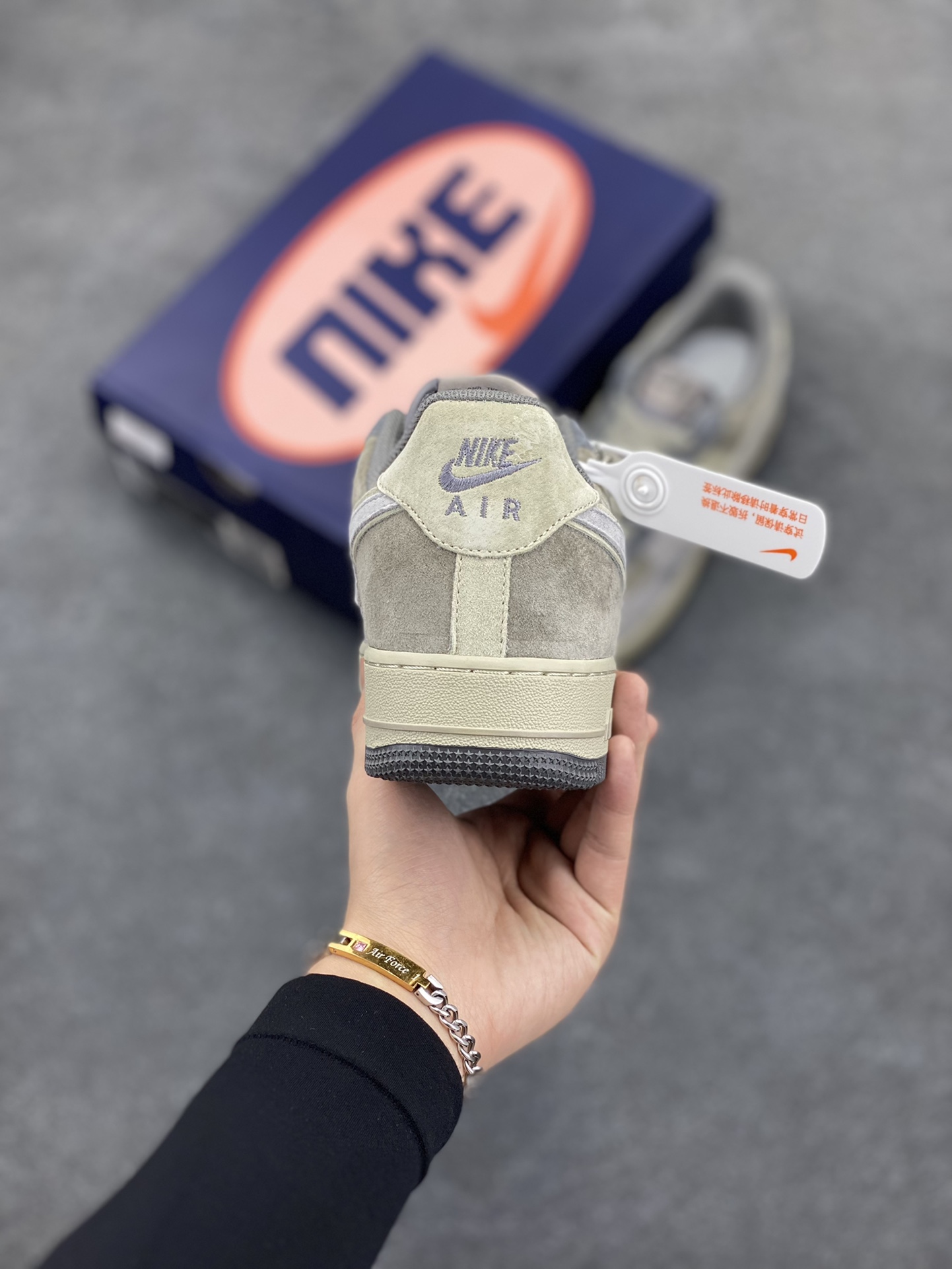 图片[4]-Nk Air Force 1‘07 Low ”Banded Krait“ 银环灵蛇 空军一号低帮休闲板鞋 #传说中，银环灵蛇浑身布满银白相间的环纹，鳞片闪烁着奇异的光芒，它的双眼犹如璀璨的星辰，深邃而神秘。它栖息在山林深处的一处隐秘洞穴之中，那里云雾缭绕，古木参天，常人难以企及 货号：YD2425-606 尺码：36 36.5 37.5 38 38.5 39 40 40.5 41 42 42.5 43 44 44.5 45-选品中心