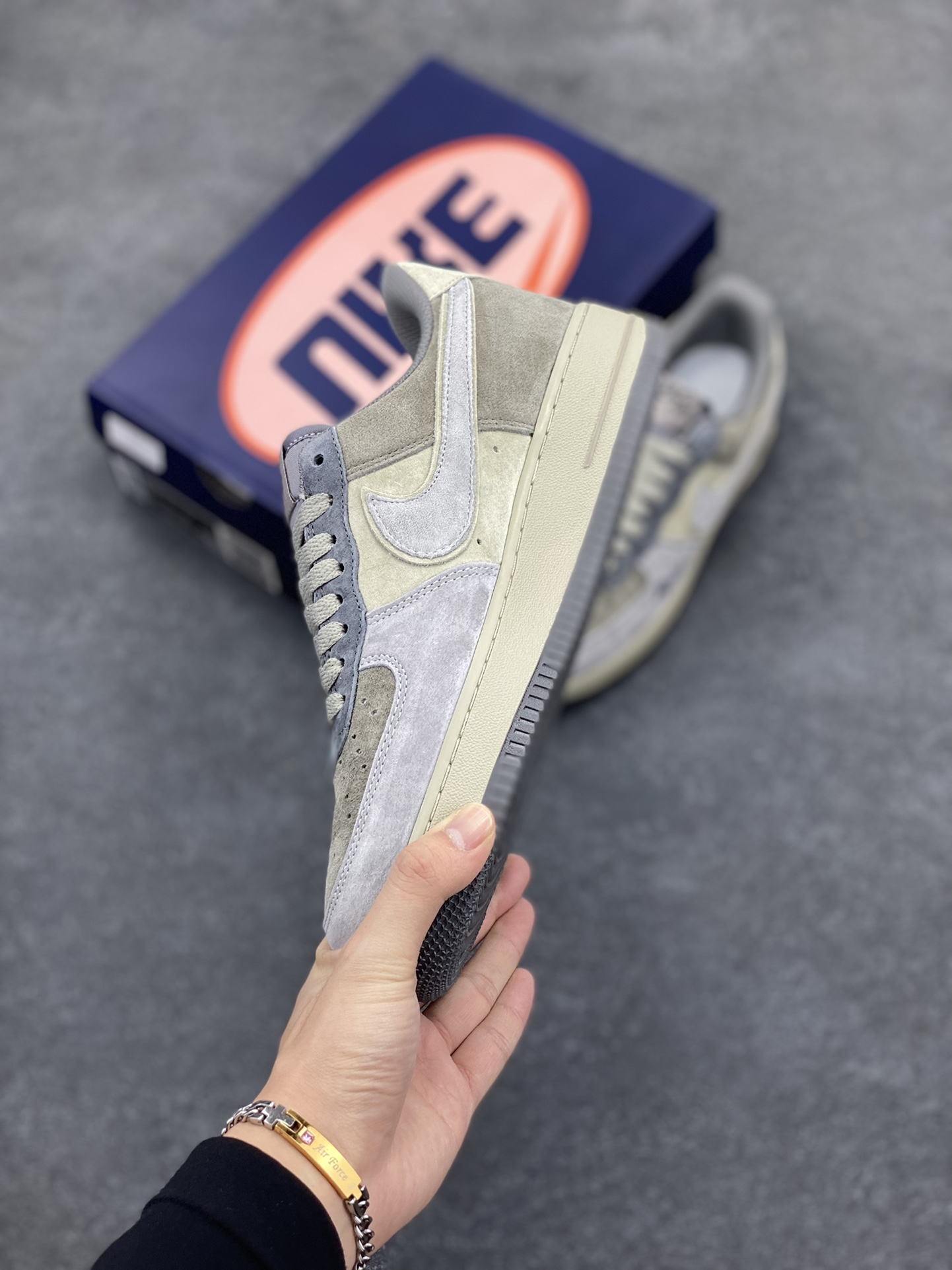 图片[3]-Nk Air Force 1‘07 Low ”Banded Krait“ 银环灵蛇 空军一号低帮休闲板鞋 #传说中，银环灵蛇浑身布满银白相间的环纹，鳞片闪烁着奇异的光芒，它的双眼犹如璀璨的星辰，深邃而神秘。它栖息在山林深处的一处隐秘洞穴之中，那里云雾缭绕，古木参天，常人难以企及 货号：YD2425-606 尺码：36 36.5 37.5 38 38.5 39 40 40.5 41 42 42.5 43 44 44.5 45-选品中心