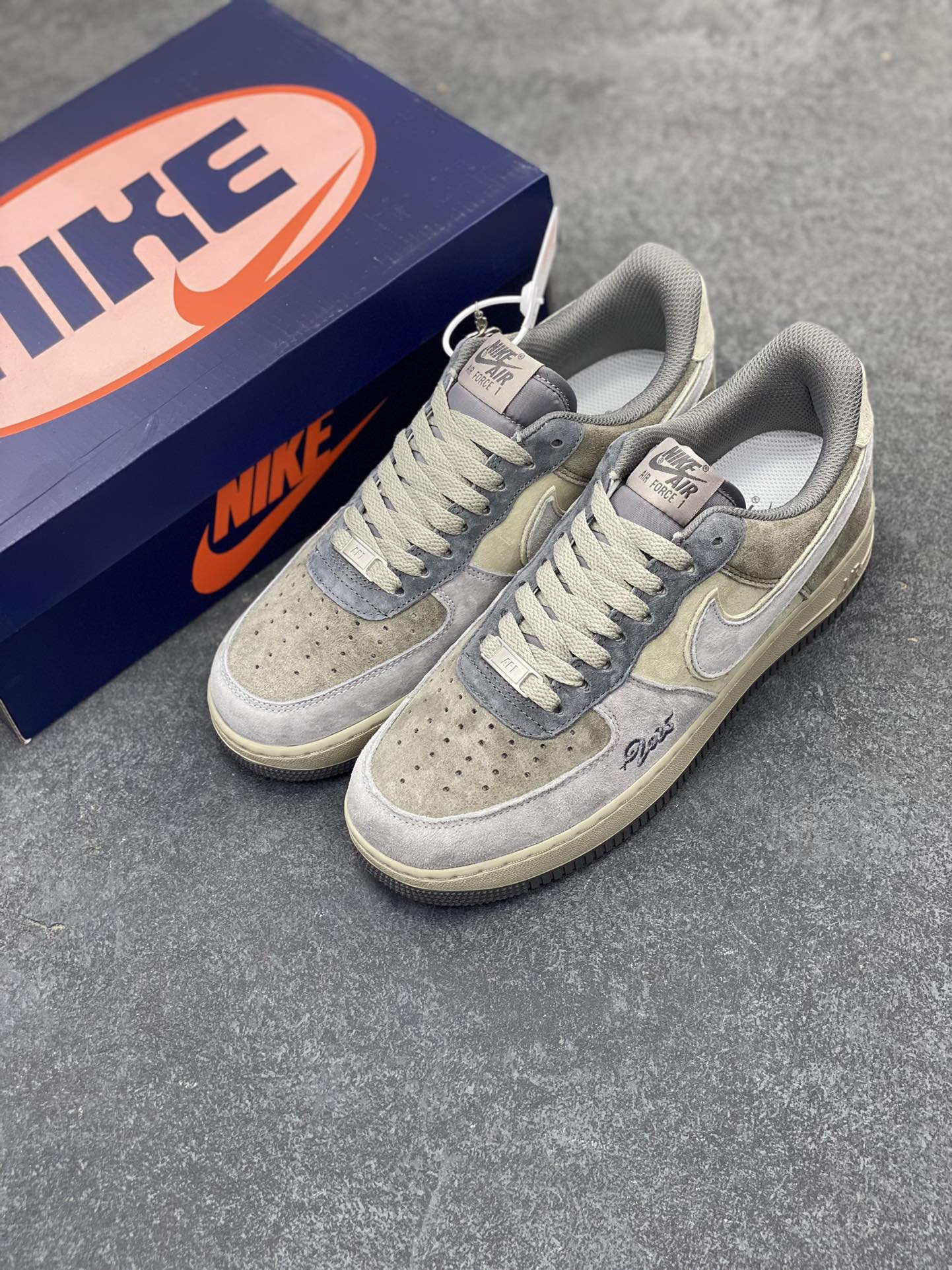 图片[8]-Nk Air Force 1‘07 Low ”Banded Krait“ 银环灵蛇 空军一号低帮休闲板鞋 #传说中，银环灵蛇浑身布满银白相间的环纹，鳞片闪烁着奇异的光芒，它的双眼犹如璀璨的星辰，深邃而神秘。它栖息在山林深处的一处隐秘洞穴之中，那里云雾缭绕，古木参天，常人难以企及 货号：YD2425-606 尺码：36 36.5 37.5 38 38.5 39 40 40.5 41 42 42.5 43 44 44.5 45-选品中心