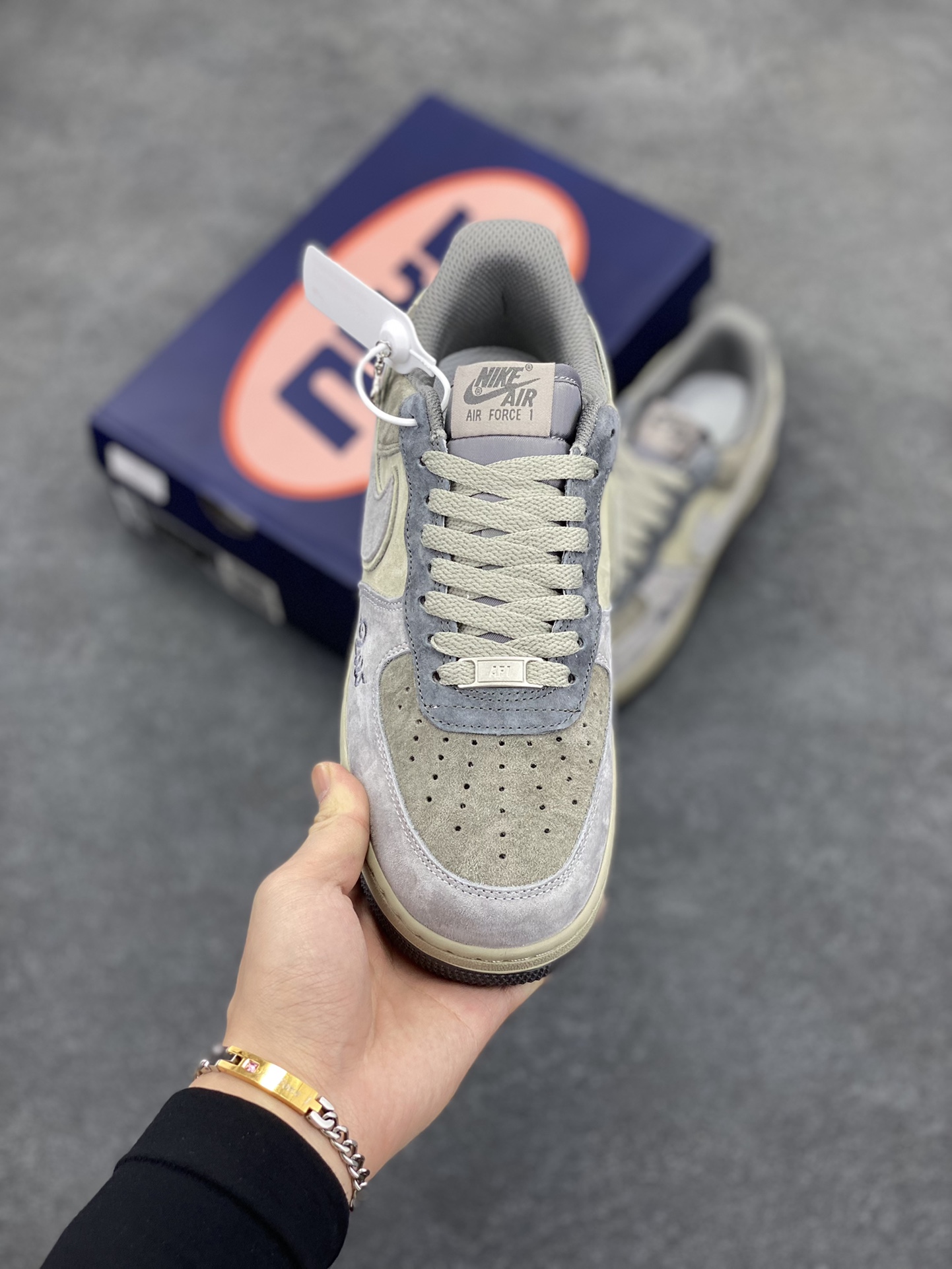 图片[2]-Nk Air Force 1‘07 Low ”Banded Krait“ 银环灵蛇 空军一号低帮休闲板鞋 #传说中，银环灵蛇浑身布满银白相间的环纹，鳞片闪烁着奇异的光芒，它的双眼犹如璀璨的星辰，深邃而神秘。它栖息在山林深处的一处隐秘洞穴之中，那里云雾缭绕，古木参天，常人难以企及 货号：YD2425-606 尺码：36 36.5 37.5 38 38.5 39 40 40.5 41 42 42.5 43 44 44.5 45-选品中心