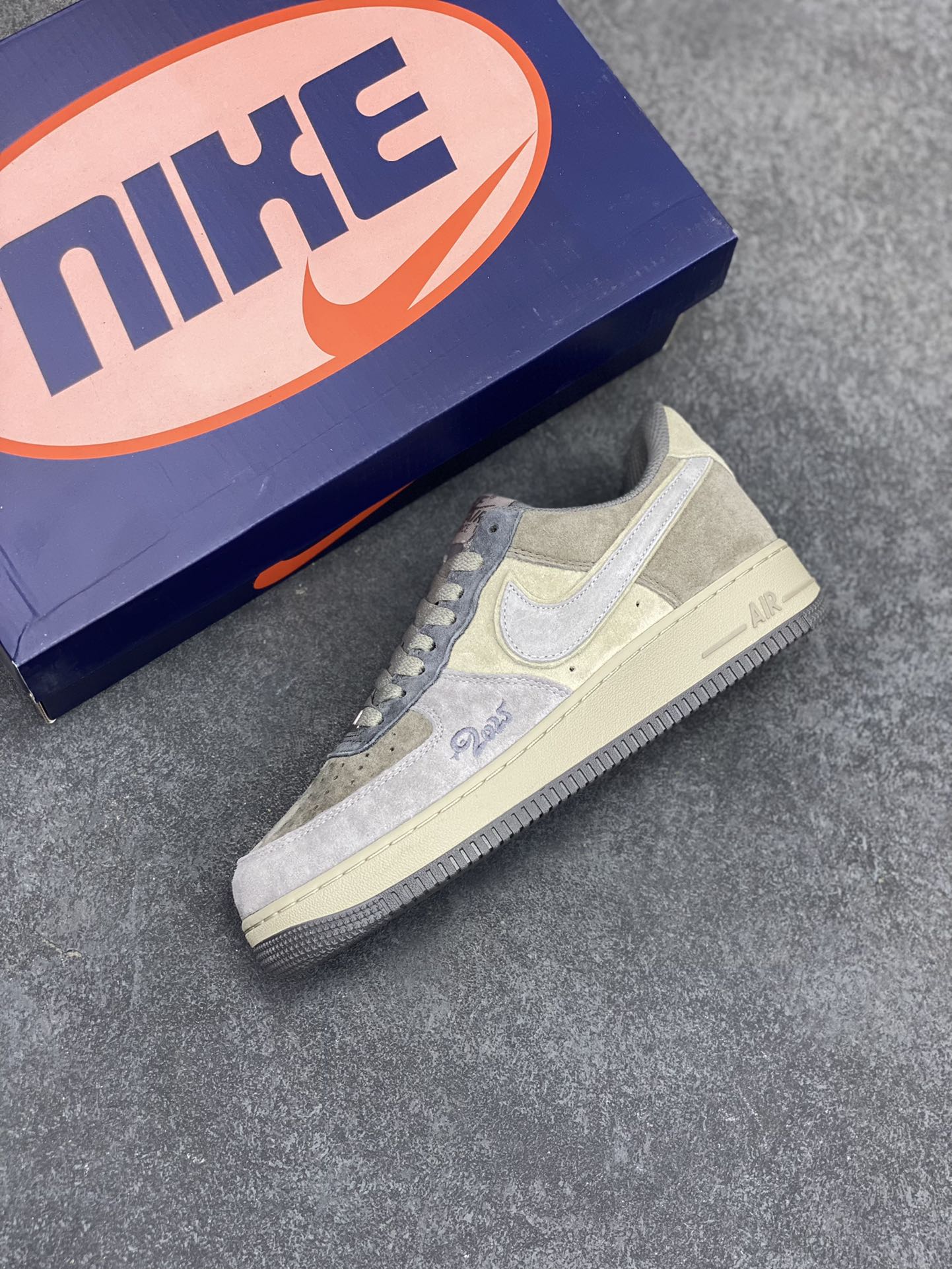 图片[7]-Nk Air Force 1‘07 Low ”Banded Krait“ 银环灵蛇 空军一号低帮休闲板鞋 #传说中，银环灵蛇浑身布满银白相间的环纹，鳞片闪烁着奇异的光芒，它的双眼犹如璀璨的星辰，深邃而神秘。它栖息在山林深处的一处隐秘洞穴之中，那里云雾缭绕，古木参天，常人难以企及 货号：YD2425-606 尺码：36 36.5 37.5 38 38.5 39 40 40.5 41 42 42.5 43 44 44.5 45-选品中心