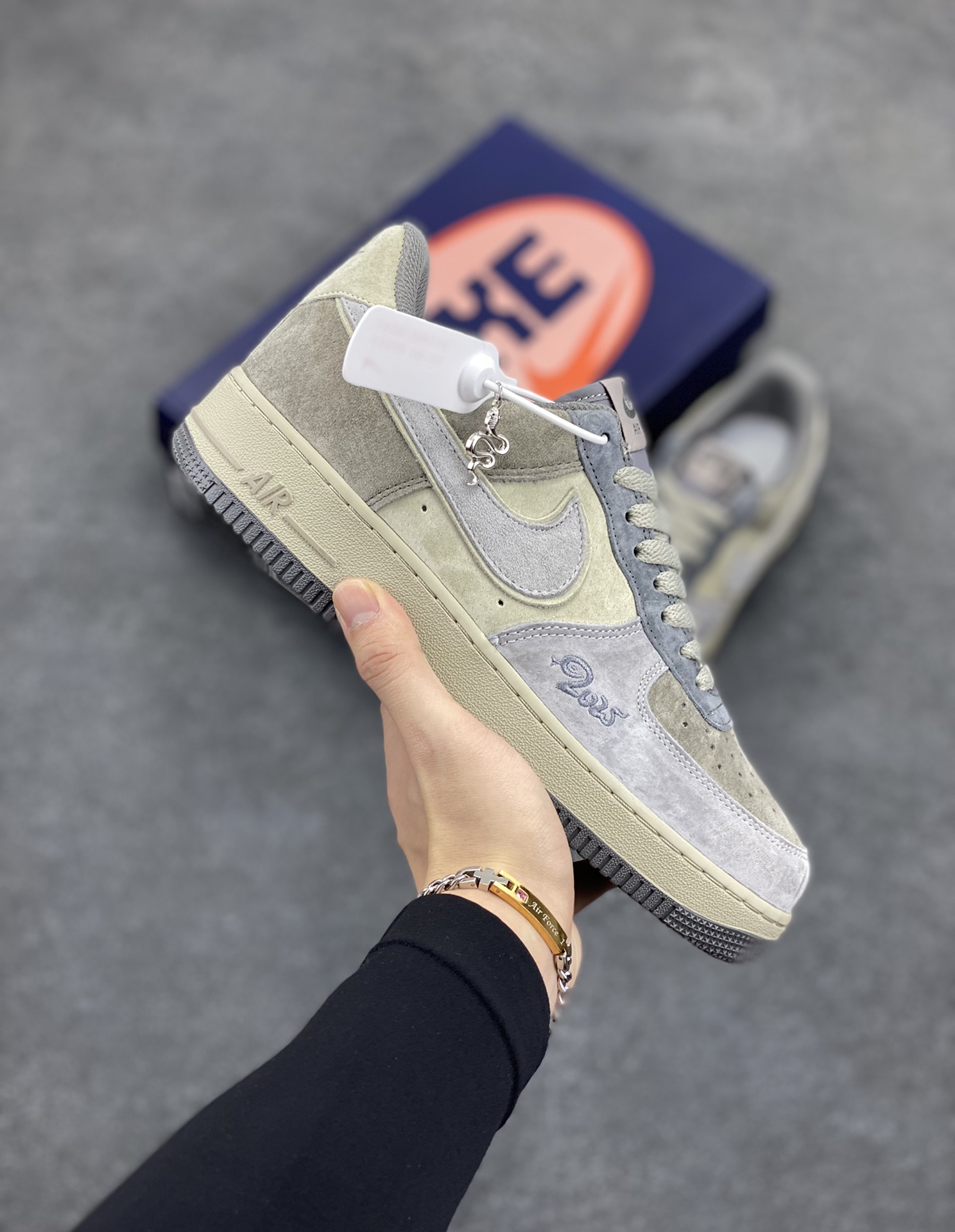 Nk Air Force 1‘07 Low ”Banded Krait“ 银环灵蛇 空军一号低帮休闲板鞋 #传说中，银环灵蛇浑身布满银白相间的环纹，鳞片闪烁着奇异的光芒，它的双眼犹如璀璨的星辰，深邃而神秘。它栖息在山林深处的一处隐秘洞穴之中，那里云雾缭绕，古木参天，常人难以企及 货号：YD2425-606 尺码：36 36.5 37.5 38 38.5 39 40 40.5 41 42 42.5 43 44 44.5 45-选品中心