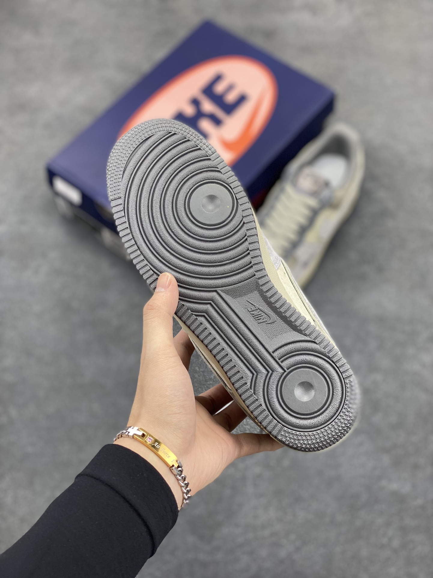 图片[5]-Nk Air Force 1‘07 Low ”Banded Krait“ 银环灵蛇 空军一号低帮休闲板鞋 #传说中，银环灵蛇浑身布满银白相间的环纹，鳞片闪烁着奇异的光芒，它的双眼犹如璀璨的星辰，深邃而神秘。它栖息在山林深处的一处隐秘洞穴之中，那里云雾缭绕，古木参天，常人难以企及 货号：YD2425-606 尺码：36 36.5 37.5 38 38.5 39 40 40.5 41 42 42.5 43 44 44.5 45-选品中心