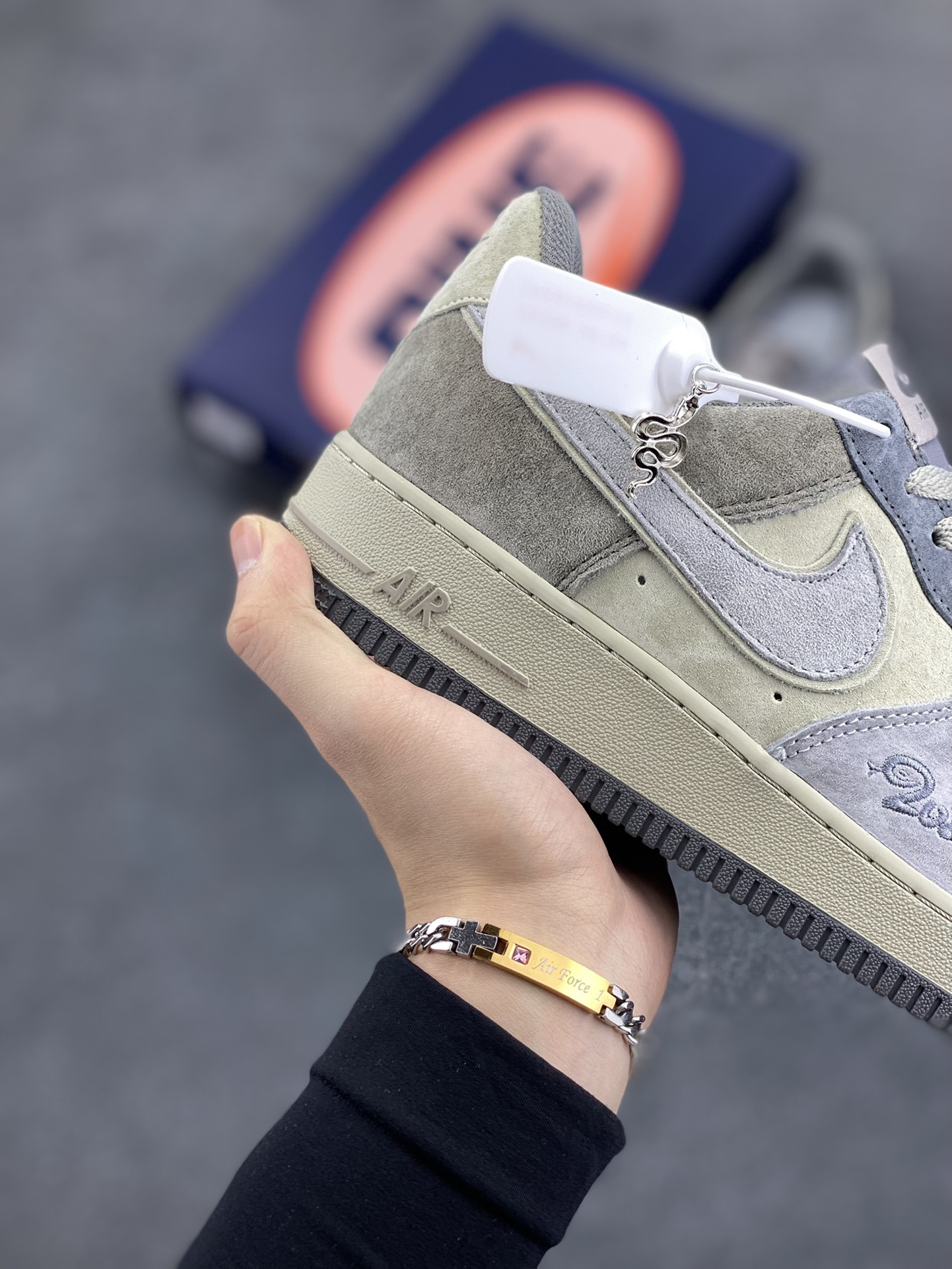图片[6]-Nk Air Force 1‘07 Low ”Banded Krait“ 银环灵蛇 空军一号低帮休闲板鞋 #传说中，银环灵蛇浑身布满银白相间的环纹，鳞片闪烁着奇异的光芒，它的双眼犹如璀璨的星辰，深邃而神秘。它栖息在山林深处的一处隐秘洞穴之中，那里云雾缭绕，古木参天，常人难以企及 货号：YD2425-606 尺码：36 36.5 37.5 38 38.5 39 40 40.5 41 42 42.5 43 44 44.5 45-选品中心