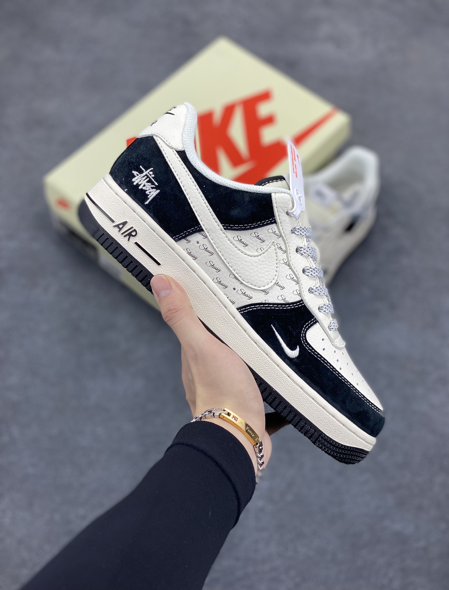 NIke Air Force 1 \’07 Low “斯图西联名–黑白英文”空军一号 低帮 运动鞋 休闲鞋 折边针车 工艺难度大 原楦头原纸板 原装鞋盒 定制五金配件 内置全掌气垫 原厂鞋底 货号:XZ6188-671 尺码:36 36.5 37.5 38 38.5 39 40 40.5 41 42 42.5 43 44 44.5 45-选品中心