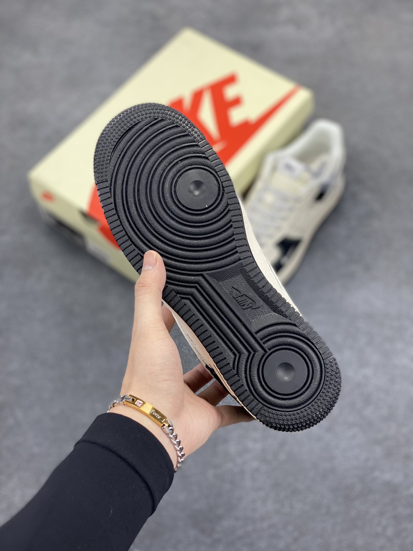 图片[5]-NIke Air Force 1 \’07 Low “斯图西联名–黑白英文”空军一号 低帮 运动鞋 休闲鞋 折边针车 工艺难度大 原楦头原纸板 原装鞋盒 定制五金配件 内置全掌气垫 原厂鞋底 货号：XZ6188-671 尺码：36 36.5 37.5 38 38.5 39 40 40.5 41 42 42.5 43 44 44.5 45-选品中心