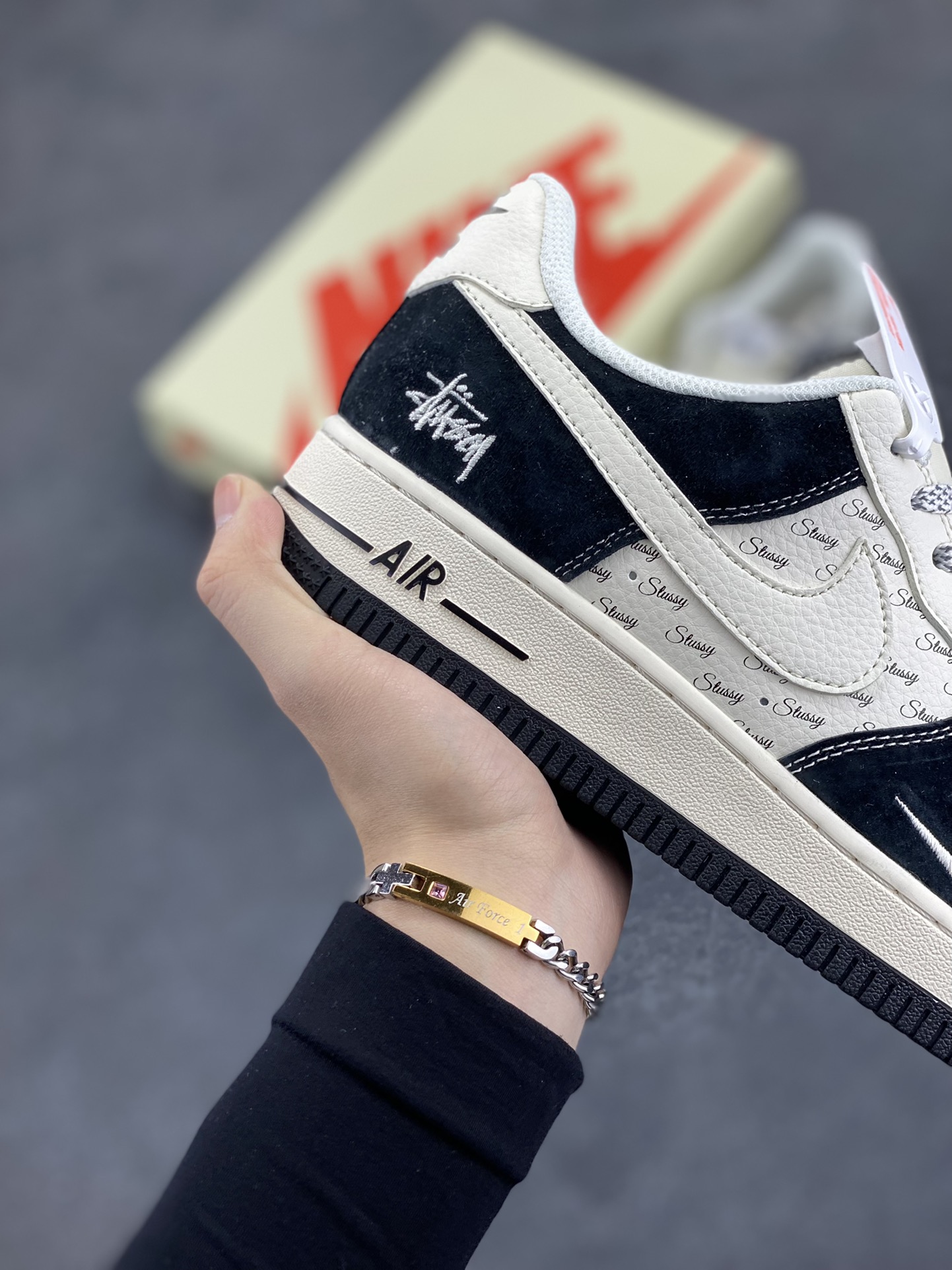 图片[6]-NIke Air Force 1 \’07 Low “斯图西联名–黑白英文”空军一号 低帮 运动鞋 休闲鞋 折边针车 工艺难度大 原楦头原纸板 原装鞋盒 定制五金配件 内置全掌气垫 原厂鞋底 货号：XZ6188-671 尺码：36 36.5 37.5 38 38.5 39 40 40.5 41 42 42.5 43 44 44.5 45-选品中心