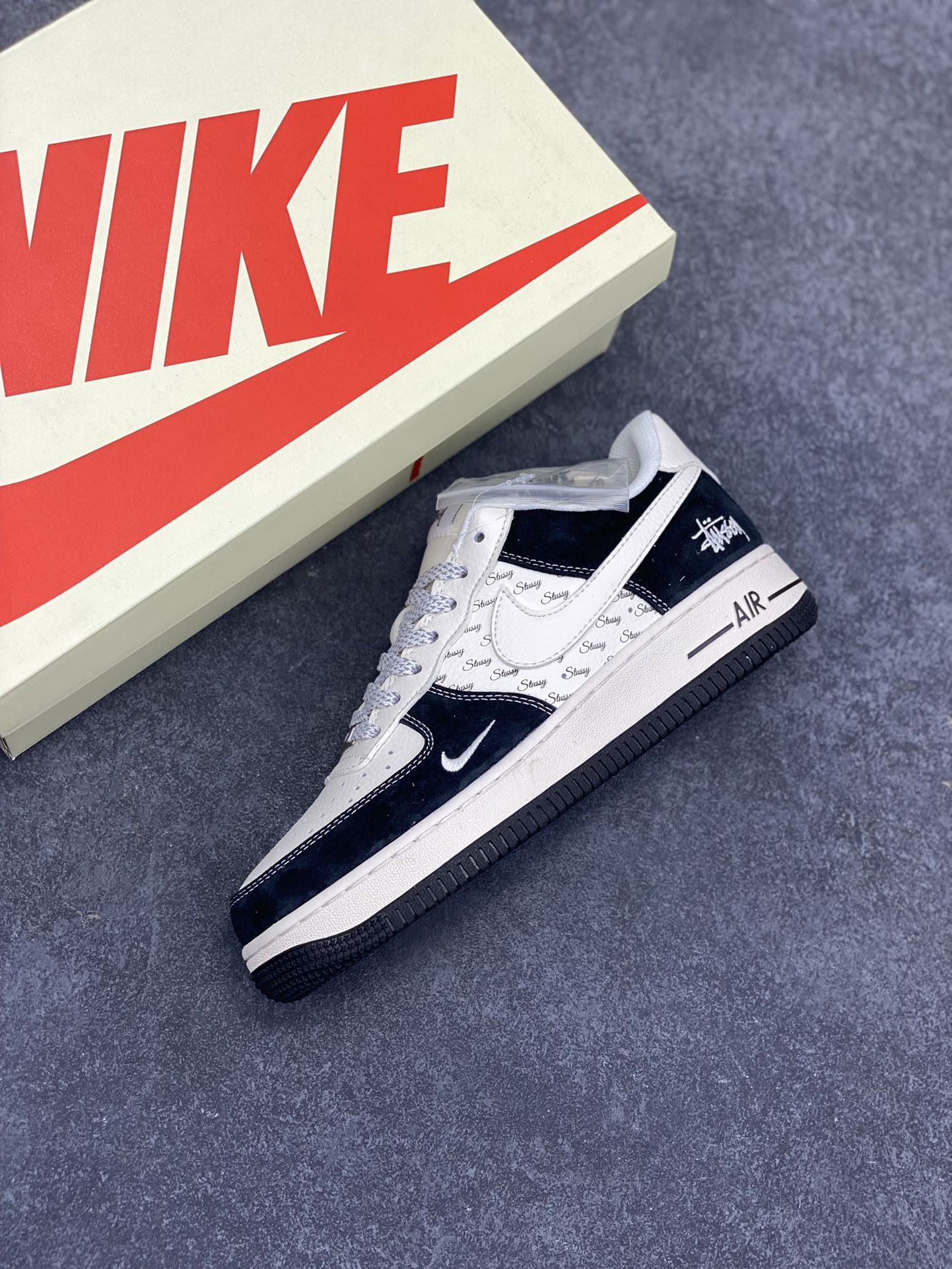 图片[7]-NIke Air Force 1 \’07 Low “斯图西联名–黑白英文”空军一号 低帮 运动鞋 休闲鞋 折边针车 工艺难度大 原楦头原纸板 原装鞋盒 定制五金配件 内置全掌气垫 原厂鞋底 货号：XZ6188-671 尺码：36 36.5 37.5 38 38.5 39 40 40.5 41 42 42.5 43 44 44.5 45-选品中心