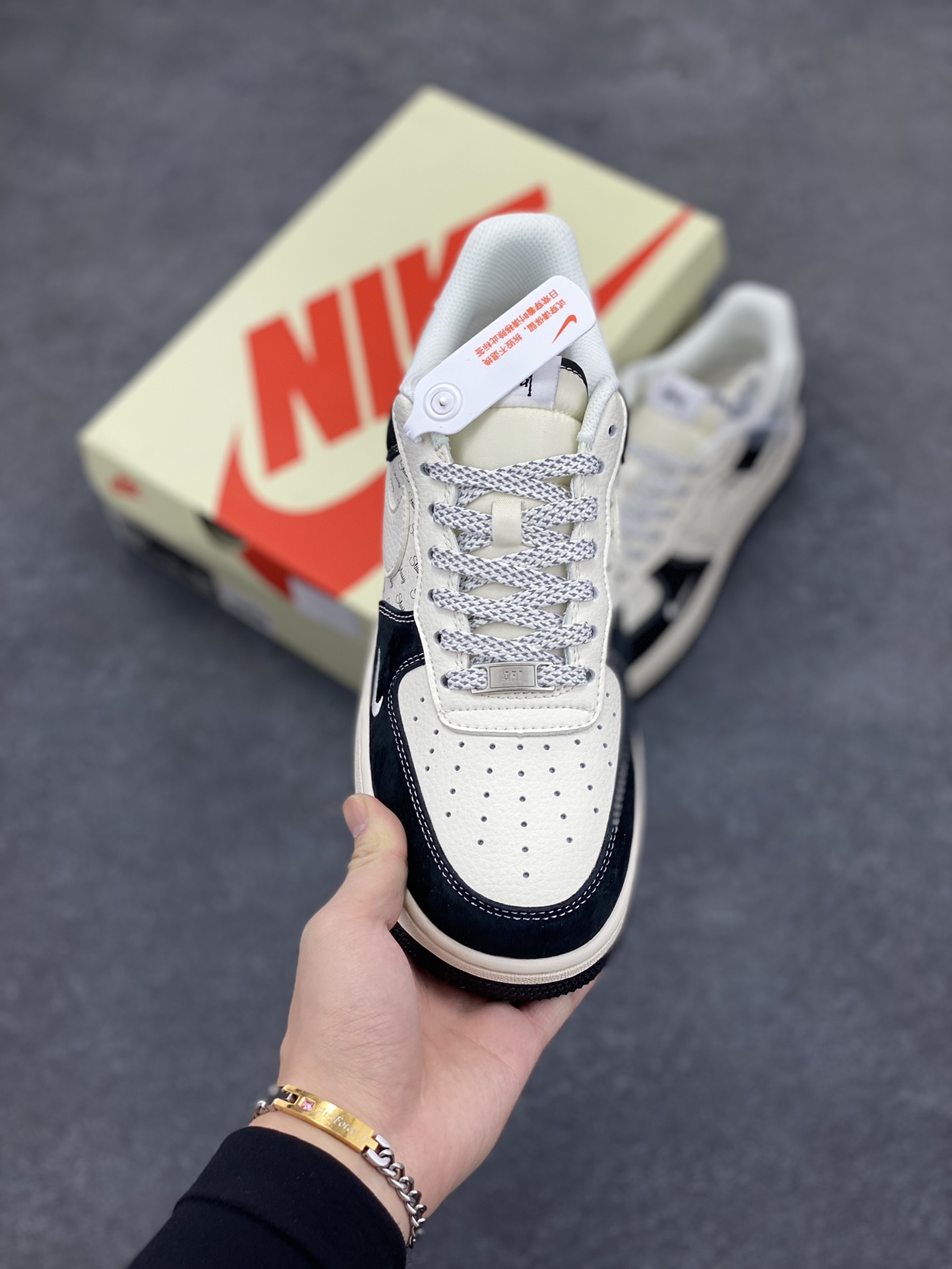 图片[2]-NIke Air Force 1 \’07 Low “斯图西联名–黑白英文”空军一号 低帮 运动鞋 休闲鞋 折边针车 工艺难度大 原楦头原纸板 原装鞋盒 定制五金配件 内置全掌气垫 原厂鞋底 货号：XZ6188-671 尺码：36 36.5 37.5 38 38.5 39 40 40.5 41 42 42.5 43 44 44.5 45-选品中心