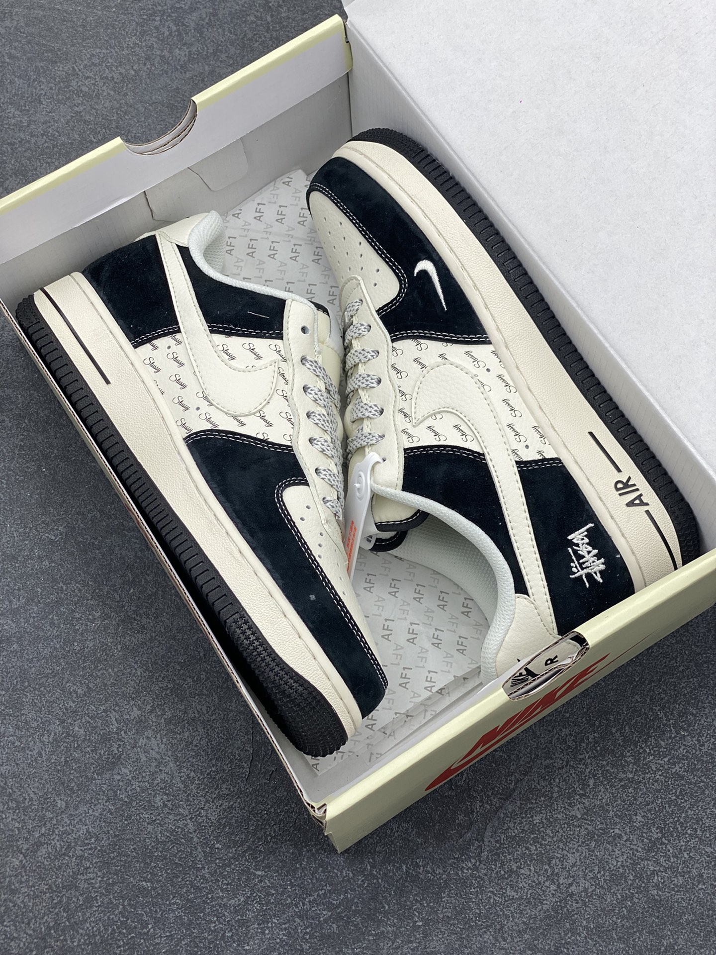 图片[9]-NIke Air Force 1 \’07 Low “斯图西联名–黑白英文”空军一号 低帮 运动鞋 休闲鞋 折边针车 工艺难度大 原楦头原纸板 原装鞋盒 定制五金配件 内置全掌气垫 原厂鞋底 货号：XZ6188-671 尺码：36 36.5 37.5 38 38.5 39 40 40.5 41 42 42.5 43 44 44.5 45-选品中心