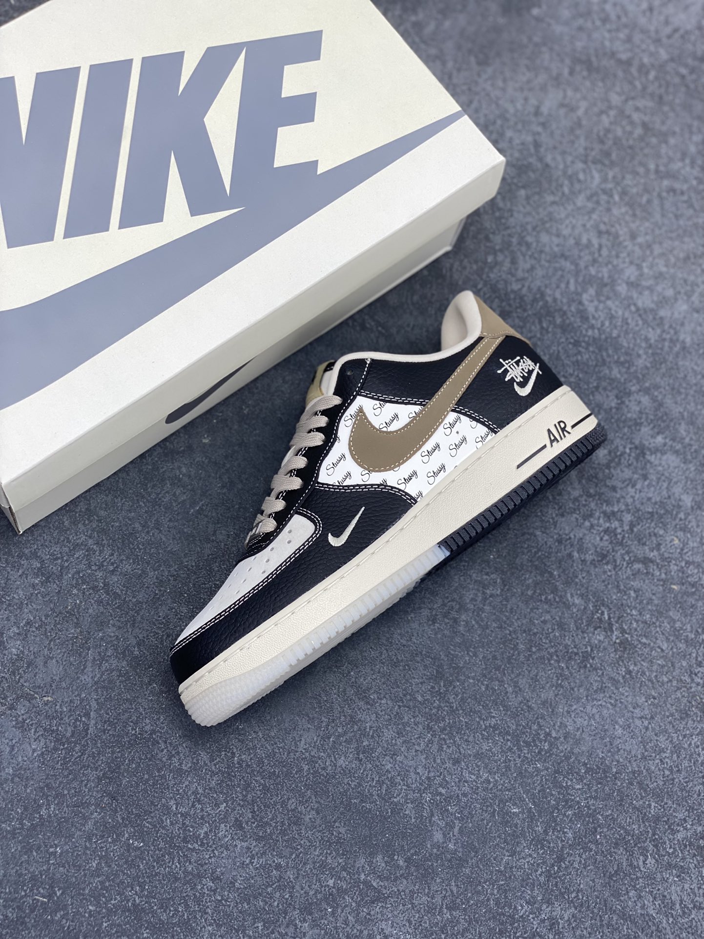 图片[7]-NIke Air Force 1 \’07 Low “斯图西联名–黑荔纹双拼底”空军一号 低帮 运动鞋 休闲鞋 折边针车 工艺难度大 原楦头原纸板 原装鞋盒 定制五金配件 内置全掌气垫 原厂鞋底 货号：CH6336-519 尺码：36 36.5 37.5 38 38.5 39 40 40.5 41 42 42.5 43 44 44.5 45-选品中心