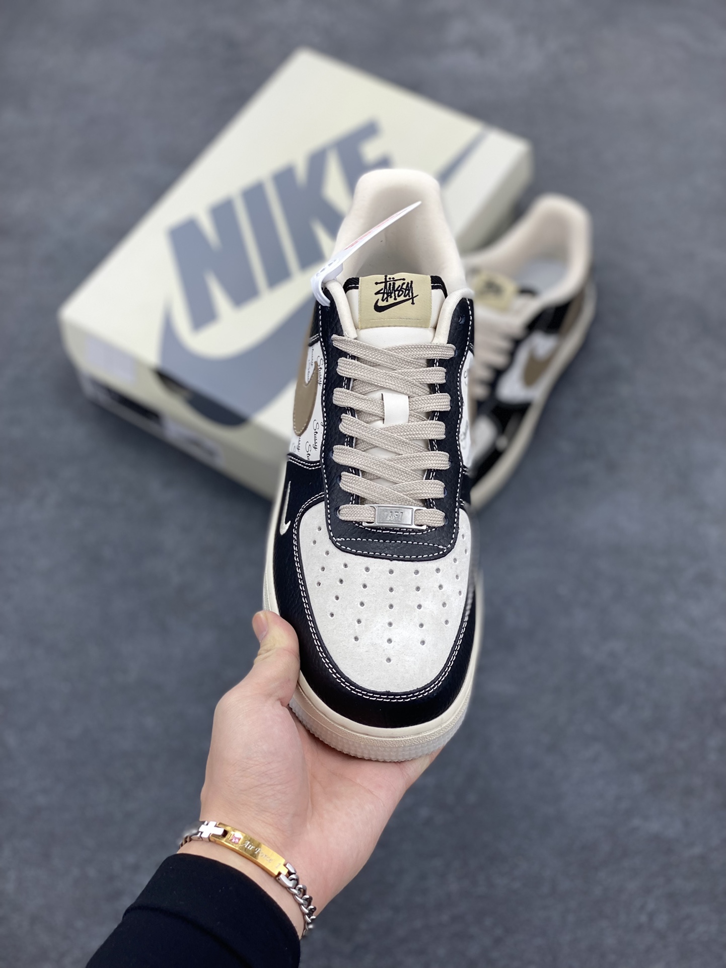 图片[2]-NIke Air Force 1 \’07 Low “斯图西联名–黑荔纹双拼底”空军一号 低帮 运动鞋 休闲鞋 折边针车 工艺难度大 原楦头原纸板 原装鞋盒 定制五金配件 内置全掌气垫 原厂鞋底 货号：CH6336-519 尺码：36 36.5 37.5 38 38.5 39 40 40.5 41 42 42.5 43 44 44.5 45-选品中心