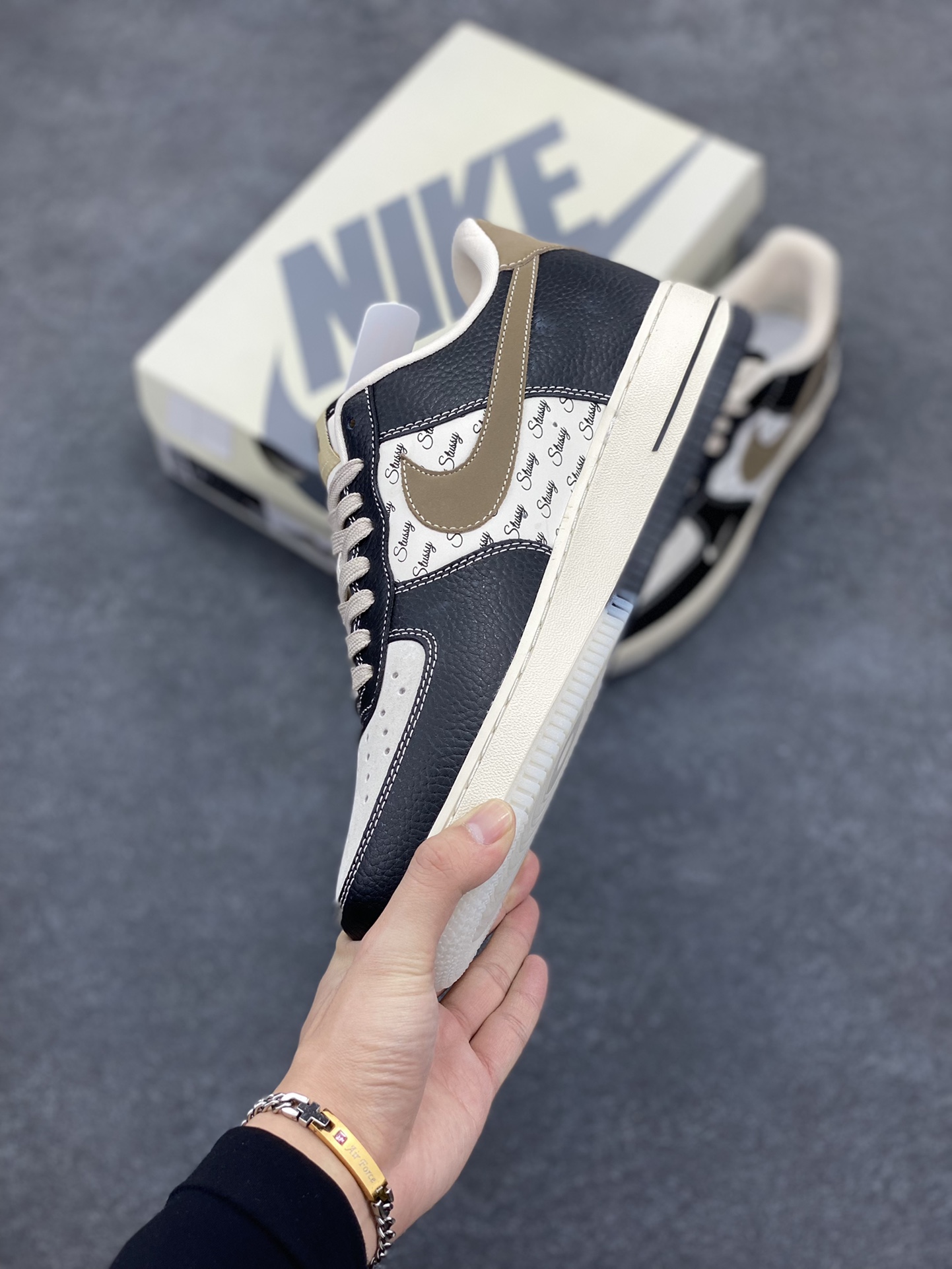 图片[3]-NIke Air Force 1 \’07 Low “斯图西联名–黑荔纹双拼底”空军一号 低帮 运动鞋 休闲鞋 折边针车 工艺难度大 原楦头原纸板 原装鞋盒 定制五金配件 内置全掌气垫 原厂鞋底 货号：CH6336-519 尺码：36 36.5 37.5 38 38.5 39 40 40.5 41 42 42.5 43 44 44.5 45-选品中心