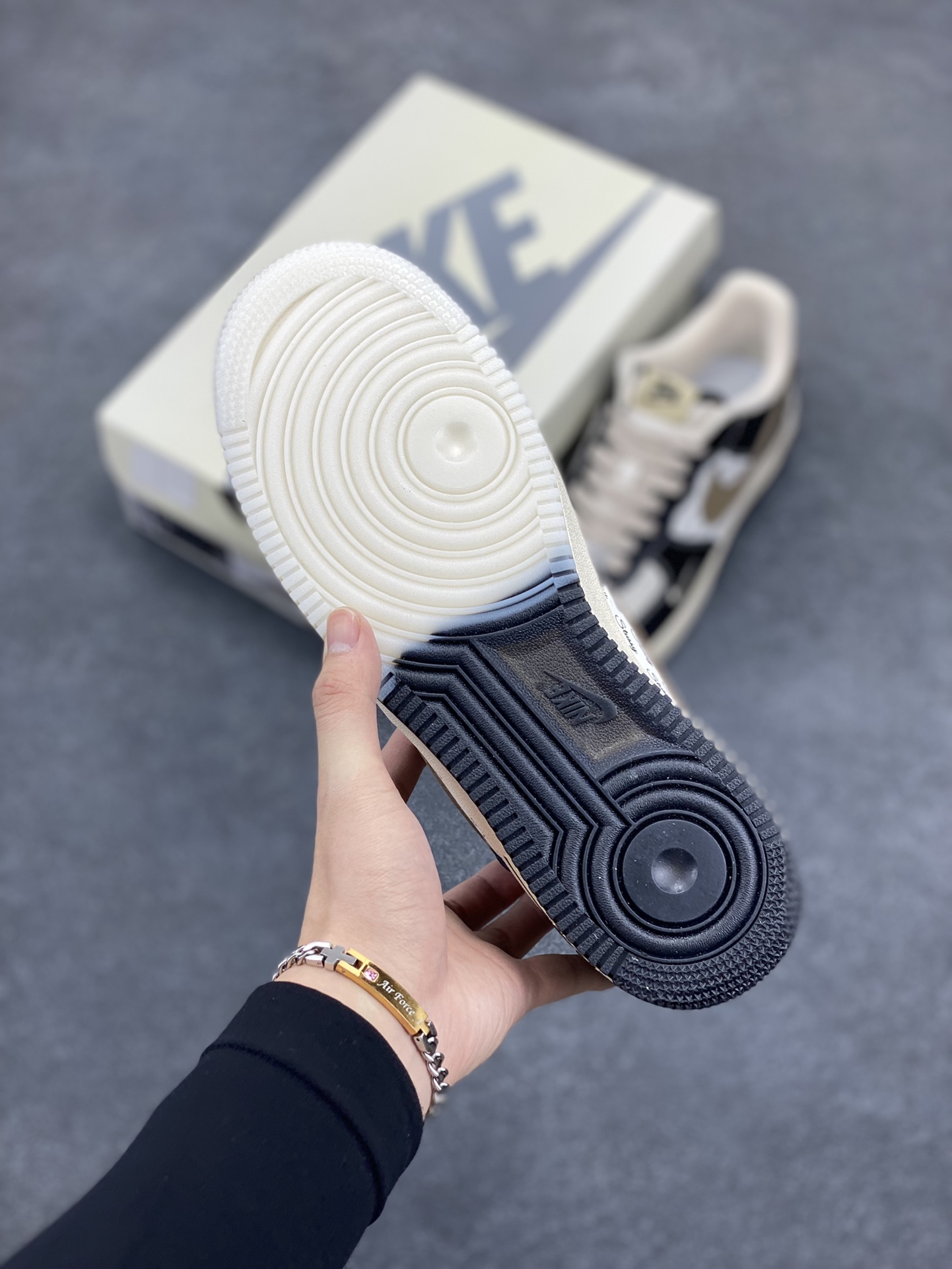 图片[5]-NIke Air Force 1 \’07 Low “斯图西联名–黑荔纹双拼底”空军一号 低帮 运动鞋 休闲鞋 折边针车 工艺难度大 原楦头原纸板 原装鞋盒 定制五金配件 内置全掌气垫 原厂鞋底 货号：CH6336-519 尺码：36 36.5 37.5 38 38.5 39 40 40.5 41 42 42.5 43 44 44.5 45-选品中心