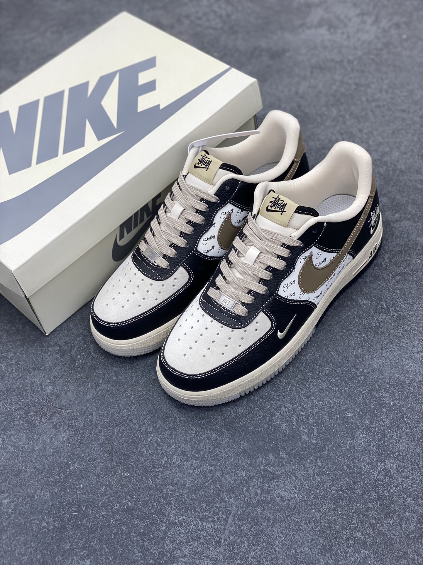 图片[8]-NIke Air Force 1 \’07 Low “斯图西联名–黑荔纹双拼底”空军一号 低帮 运动鞋 休闲鞋 折边针车 工艺难度大 原楦头原纸板 原装鞋盒 定制五金配件 内置全掌气垫 原厂鞋底 货号：CH6336-519 尺码：36 36.5 37.5 38 38.5 39 40 40.5 41 42 42.5 43 44 44.5 45-选品中心