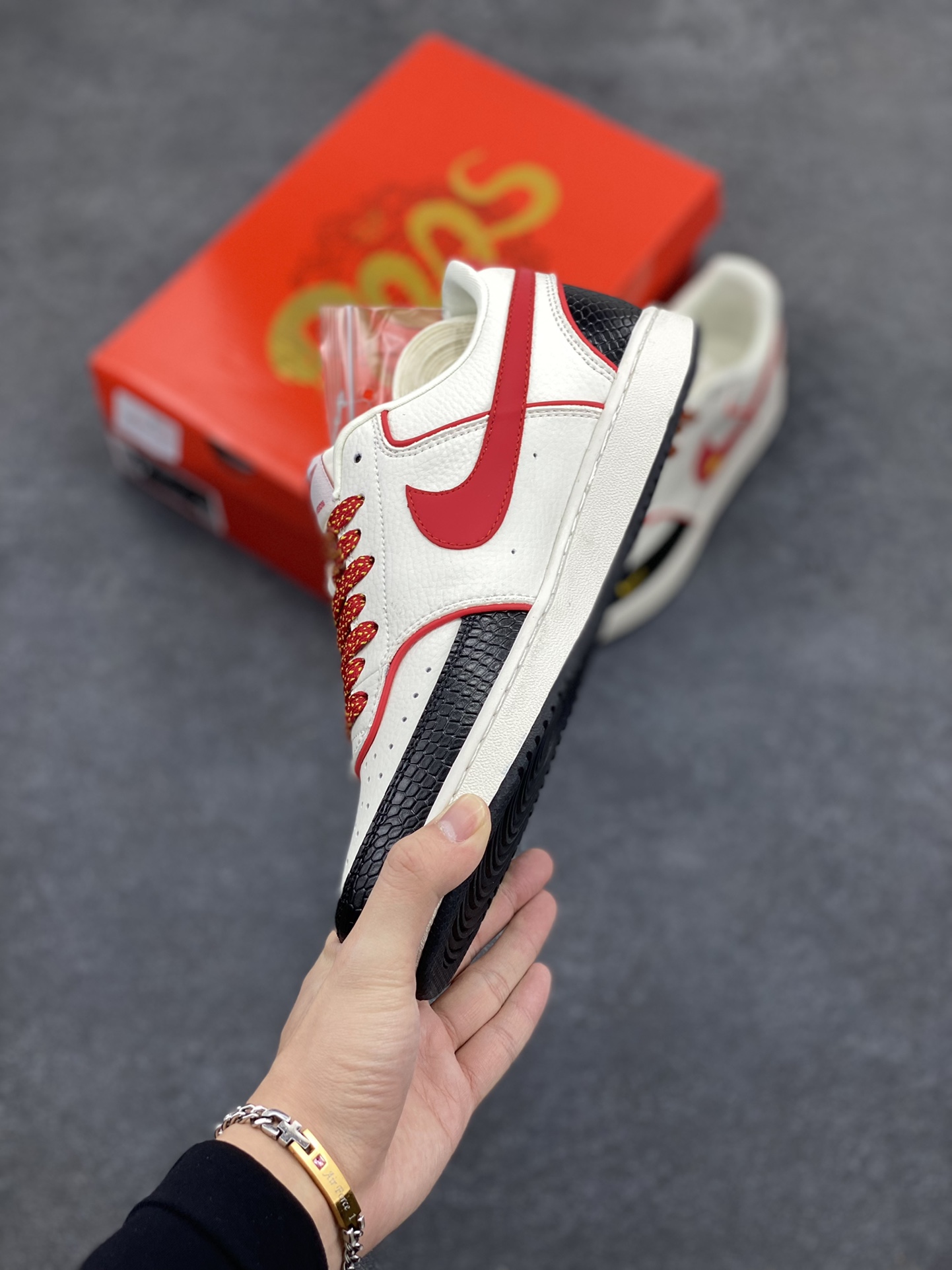 图片[3]-海外爆款 ZP订单 NIKE EBERNON Low prm 小空军低帮百搭透气休闲运动板鞋 独家头层版本 原数据独家私模大底 纯正版型 清洁度完美 货号：FD5188-130 尺码：36 36.5 37.5 38 38.5 39 40 40.5 41 42 42.5 43 44 44.5 45-选品中心