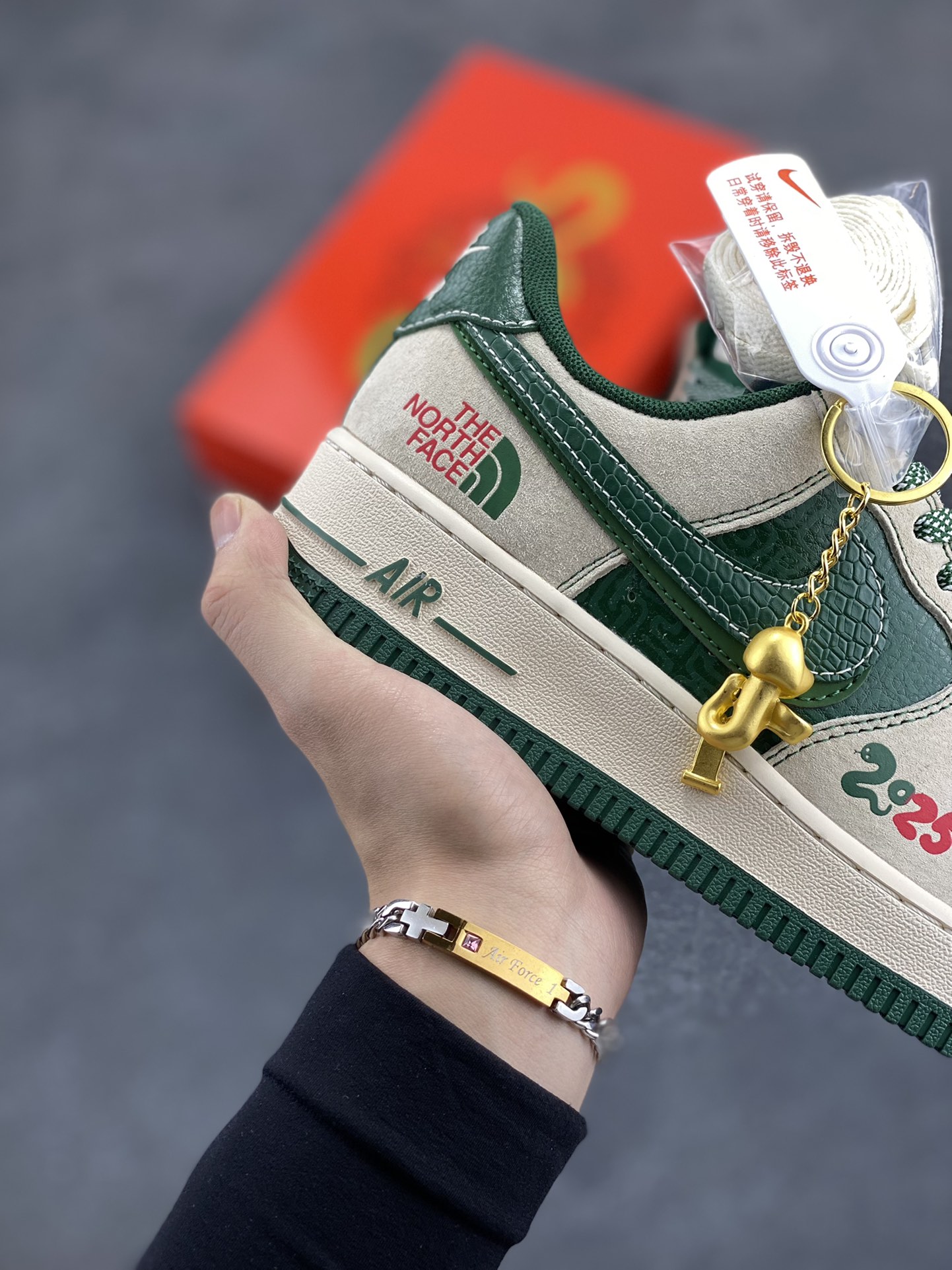 图片[6]-NIke Air Force 1 \’07 Low “北面联名——青蛇鳞”空军一号 低帮 运动鞋 休闲鞋 折边针车 工艺难度大 原楦头原纸板 原装鞋盒 定制五金配件 内置全掌气垫 原厂鞋底 货号：DM6688-015 尺码：36 36.5 37.5 38 38.5 39 40 40.5 41 42 42.5 43 44 44.5 45-选品中心