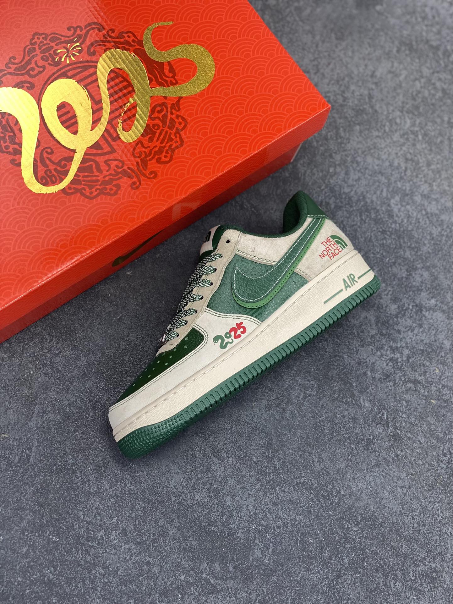 图片[7]-NIke Air Force 1 \’07 Low “北面联名——青蛇鳞”空军一号 低帮 运动鞋 休闲鞋 折边针车 工艺难度大 原楦头原纸板 原装鞋盒 定制五金配件 内置全掌气垫 原厂鞋底 货号：DM6688-015 尺码：36 36.5 37.5 38 38.5 39 40 40.5 41 42 42.5 43 44 44.5 45-选品中心