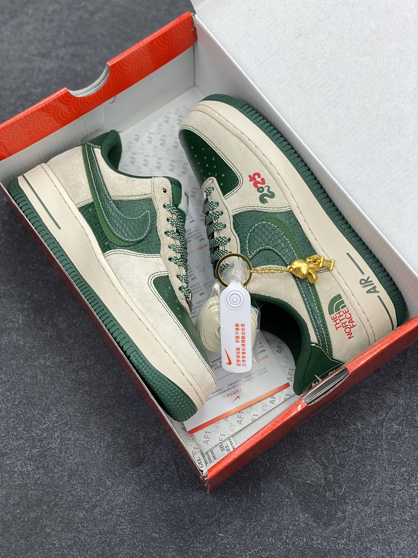 图片[9]-NIke Air Force 1 \’07 Low “北面联名——青蛇鳞”空军一号 低帮 运动鞋 休闲鞋 折边针车 工艺难度大 原楦头原纸板 原装鞋盒 定制五金配件 内置全掌气垫 原厂鞋底 货号：DM6688-015 尺码：36 36.5 37.5 38 38.5 39 40 40.5 41 42 42.5 43 44 44.5 45-选品中心