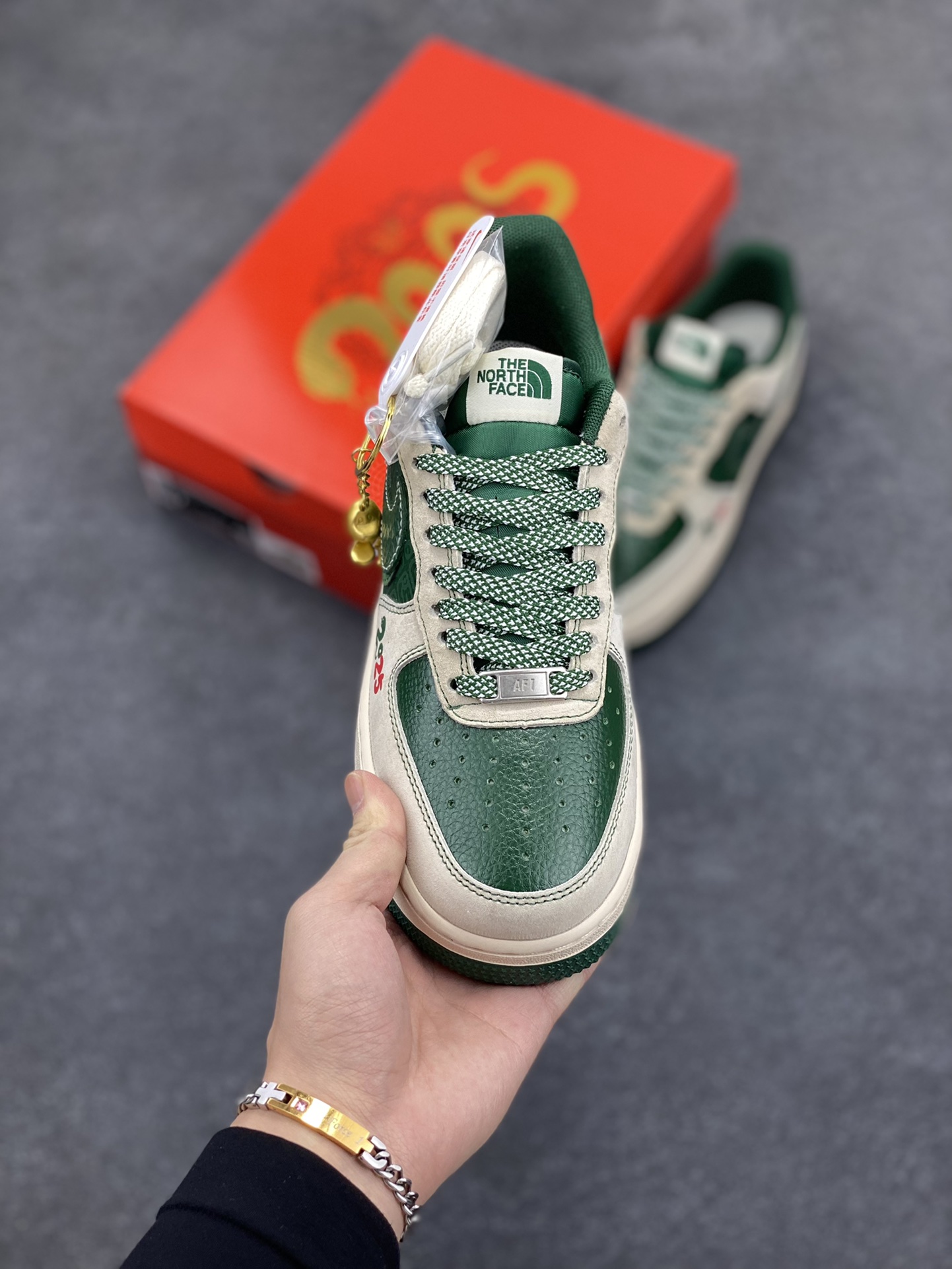 图片[2]-NIke Air Force 1 \’07 Low “北面联名——青蛇鳞”空军一号 低帮 运动鞋 休闲鞋 折边针车 工艺难度大 原楦头原纸板 原装鞋盒 定制五金配件 内置全掌气垫 原厂鞋底 货号：DM6688-015 尺码：36 36.5 37.5 38 38.5 39 40 40.5 41 42 42.5 43 44 44.5 45-选品中心