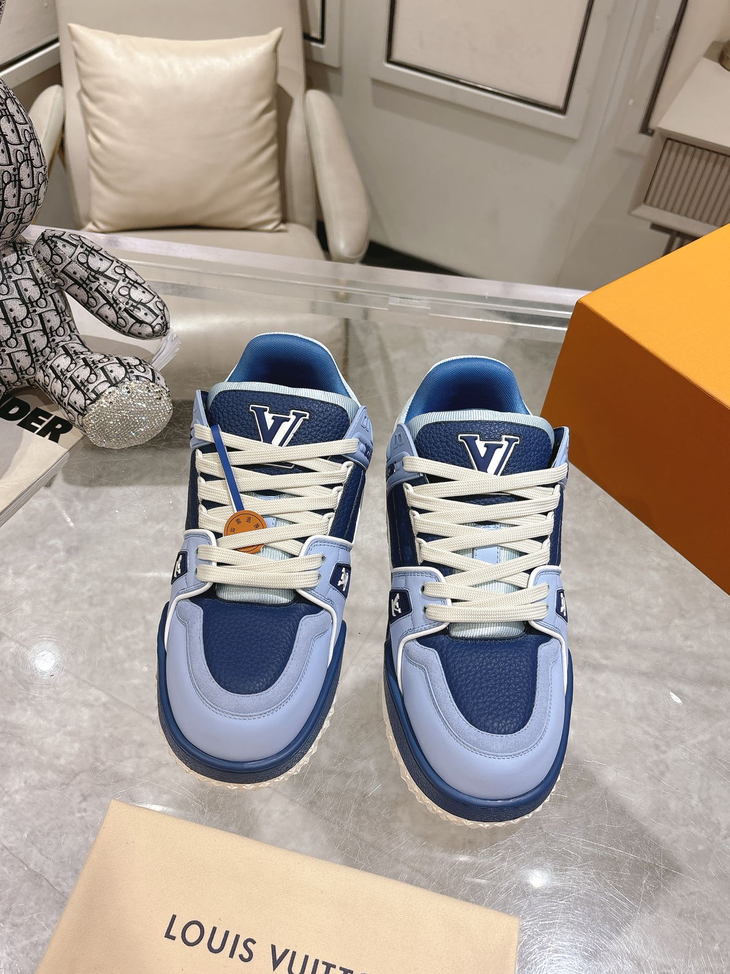 NO:406797,#Top version L V new fat Ding couple model LV Louis Vuitton L Home Trainer 25 spring/new style casual sneakers skateboard shoes Willow spikes LV Trainer sneakers are inspired by retro basketball shoes, representing Virgil Abloh's iconic design concept, showing the contemporary interpretation of retro basketball sneakers. Grained cowhide leather The latter echoes the seasonal ready-to-wear series design. Monogram floral embellishment rubber outsole, LV letters mark the tongue. Fabric: original custom top layer cowhide inner: original custom breathable net outsole outsole: two-color TPU combination sole Thickness: 3CM Size: 35-45, casual shoes/sports shoes, louis vuitton, louis vuitton, louis  vuitton,sneakers,cowhide19860909#顶级版本 L V新款胖丁情侣款 LV 路易威登L家 Trainer 25开春/新款 休闲 运动鞋 滑板鞋 柳钉鞋 LV Trainer 运动鞋的灵感源自复古篮球鞋,代表 Virgil Abloh 的标志性设计理念 展现复古篮球运动鞋的当代演绎.粒面牛皮革 后者与当季成衣系列设计遥相呼应.Monogram 花卉点缀橡胶外底,LV 字母标注鞋舌. 面料: 原版定制头层牛皮 内里: 原版定制透气网里 大底: 双色TPU组合大底 底厚: 3CM Size: 35-45,休闲鞋/运动鞋,louis vuitton,louis vuitton,louis vuitton,sneakers,cowhide,Women's Shoes