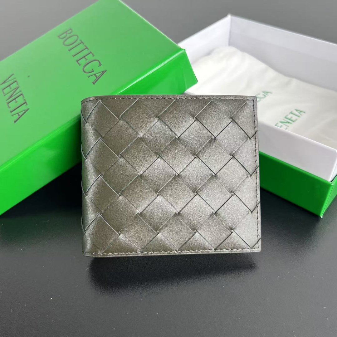 NO:671210,B's 605721 medium-width braided short clip, two-discount short clip type, very convenient for practical use, purely hand-woven, original calf leather ~ no need to say much about the feel, and many colors to choose from, unisex, simple and generous design, if you like low-key ~ how can you miss it!  Size; 11·5x9·5,BV,bottega veneta,cowhide19860909B家605721中宽编织短夹 两折扣短夹式 实用时很方便 纯手工编织 原厂胎牛皮～手感无需多言 颜色也拥有很多选择 男女通用 简单又大方的设计,若喜爱低调的你 ～怎能错过它！尺寸；11·5x9·5,BV,bottega veneta,cowhide,欧美剧