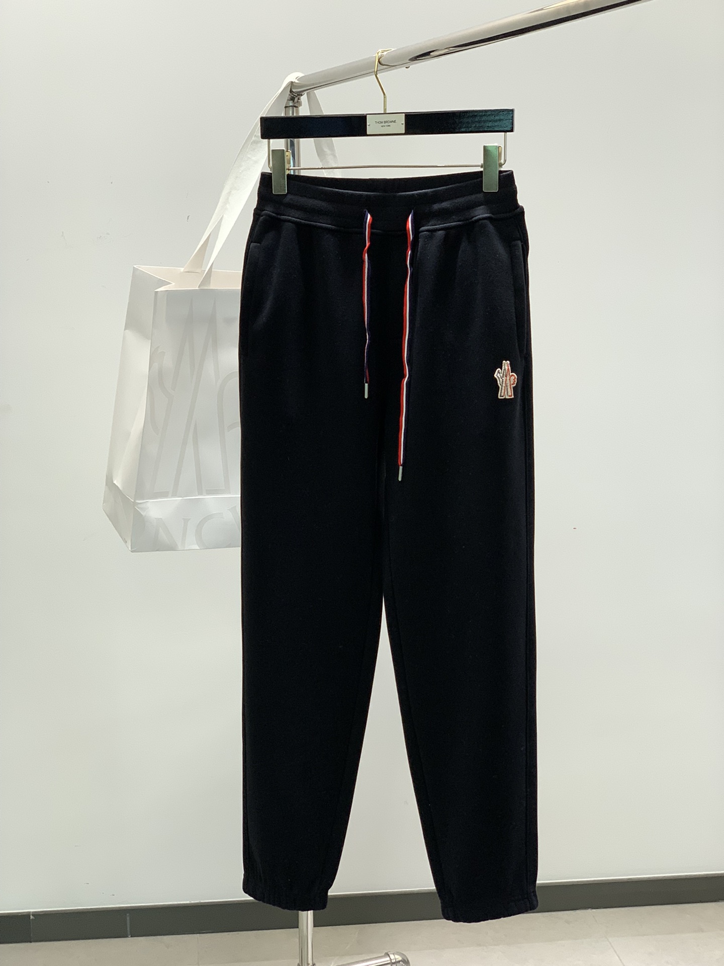 ，蒙口 极简绣标，定制的浅麻灰 和黑色。mon家经典休闲裤……超级舒服摇粒绒内里复合加绒款重磅出品，品质