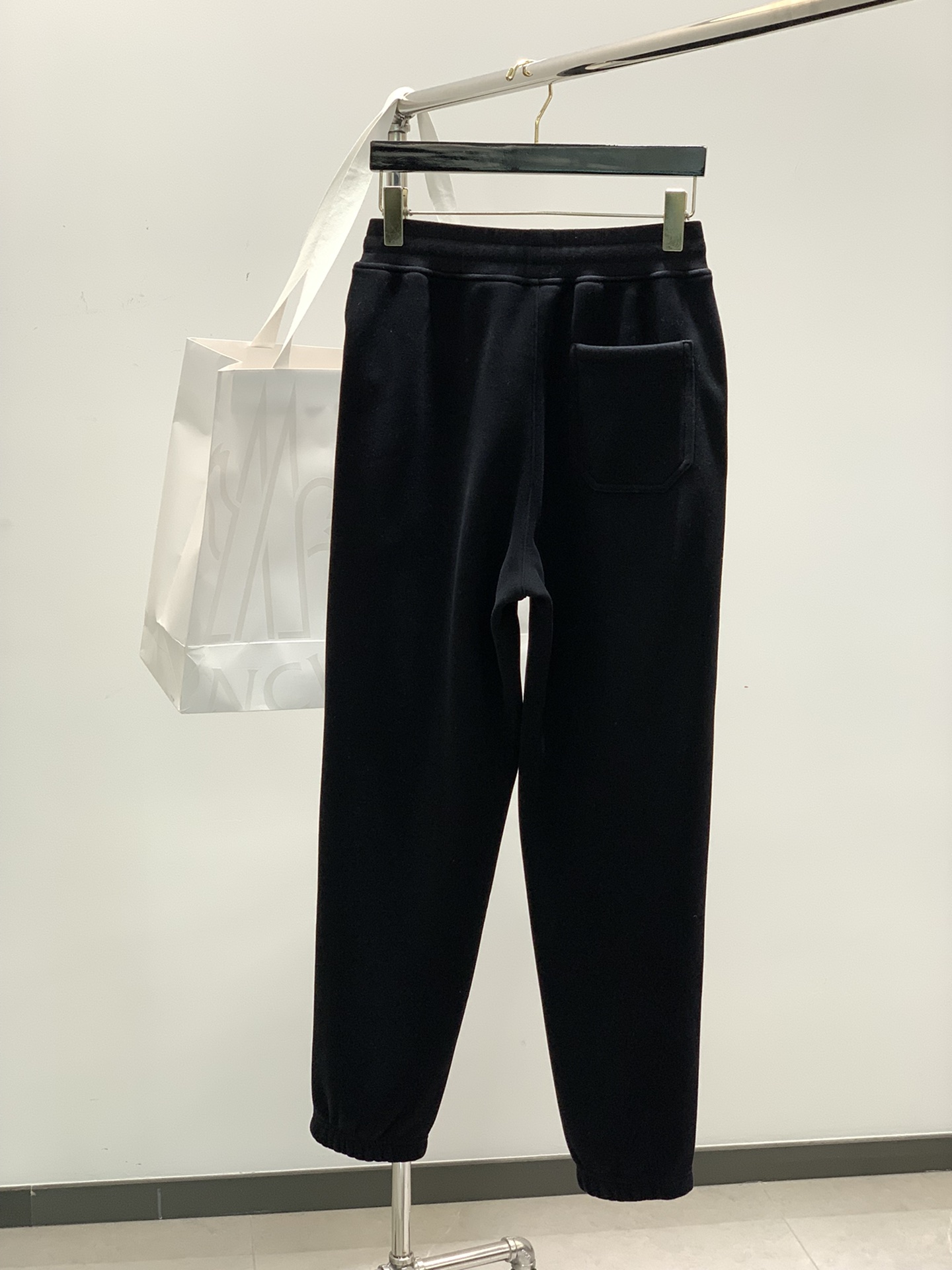 ，蒙口 极简绣标，定制的浅麻灰 和黑色。mon家经典休闲裤……超级舒服摇粒绒内里复合加绒款重磅出品，品质