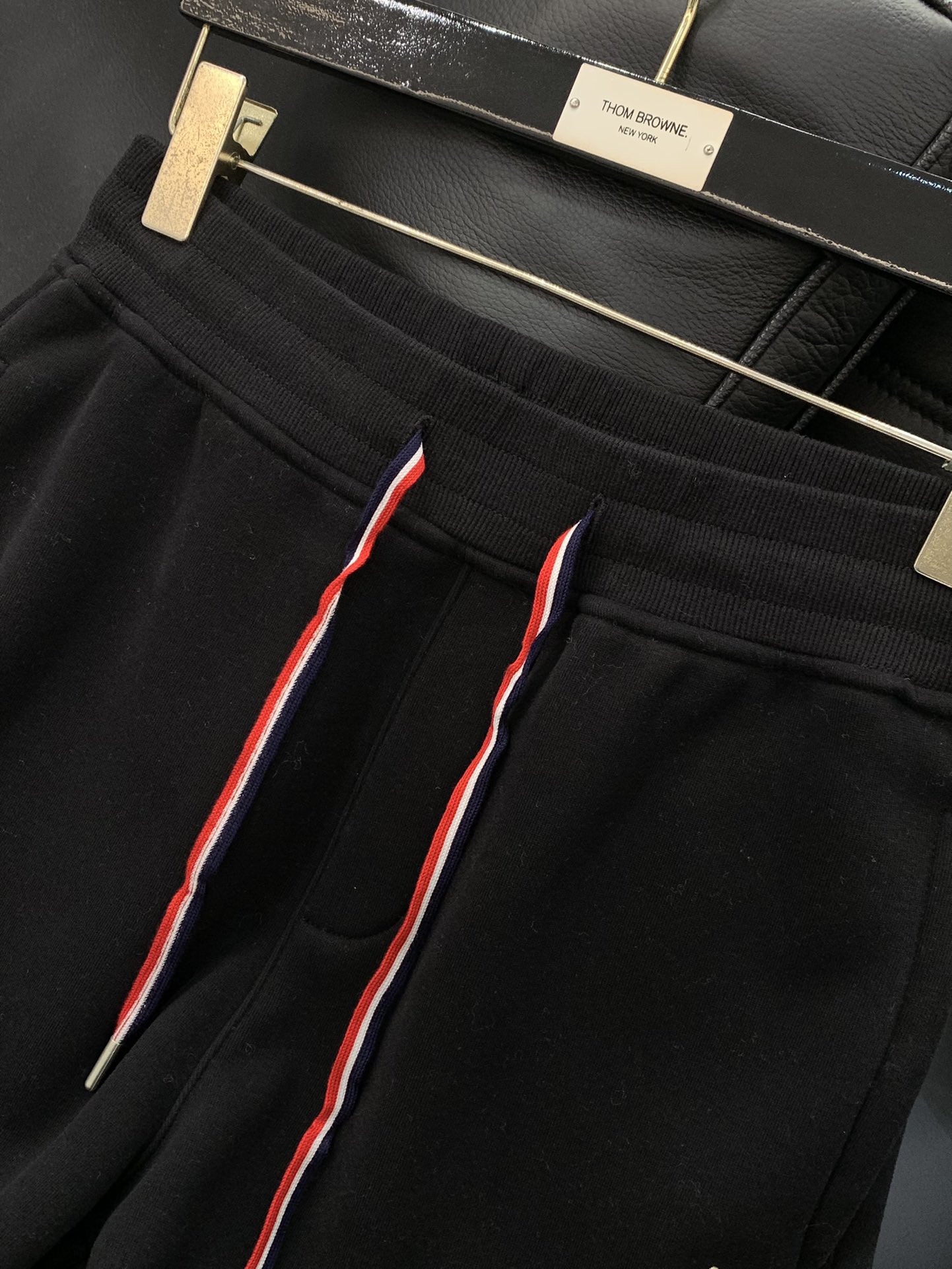 ，蒙口 极简绣标，定制的浅麻灰 和黑色。mon家经典休闲裤……超级舒服摇粒绒内里复合加绒款重磅出品，品质