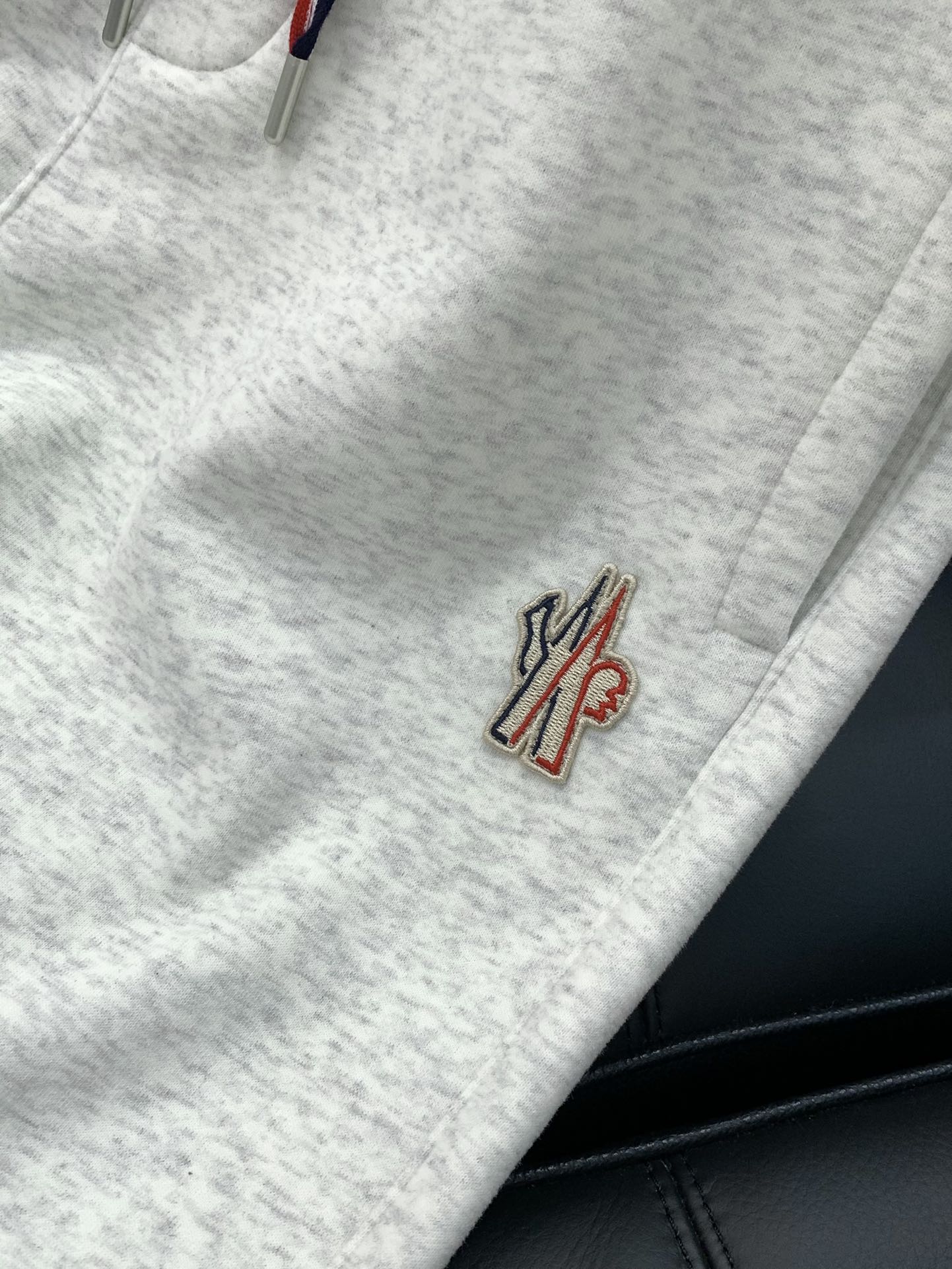 ，蒙口 极简绣标，定制的浅麻灰 和黑色。mon家经典休闲裤……超级舒服摇粒绒内里复合加绒款重磅出品，品质