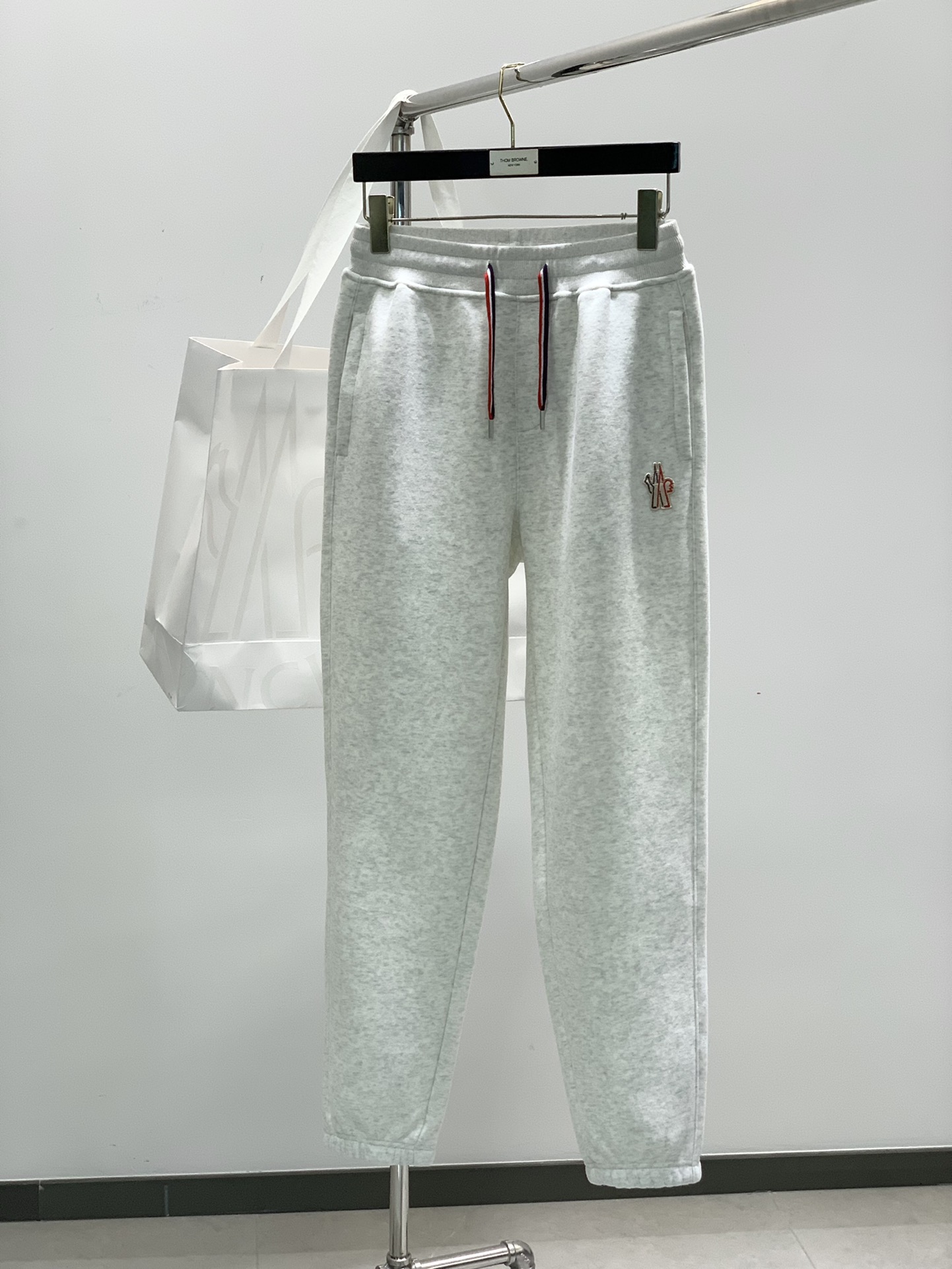 ，蒙口 极简绣标，定制的浅麻灰 和黑色。mon家经典休闲裤……超级舒服摇粒绒内里复合加绒款重磅出品，品质
