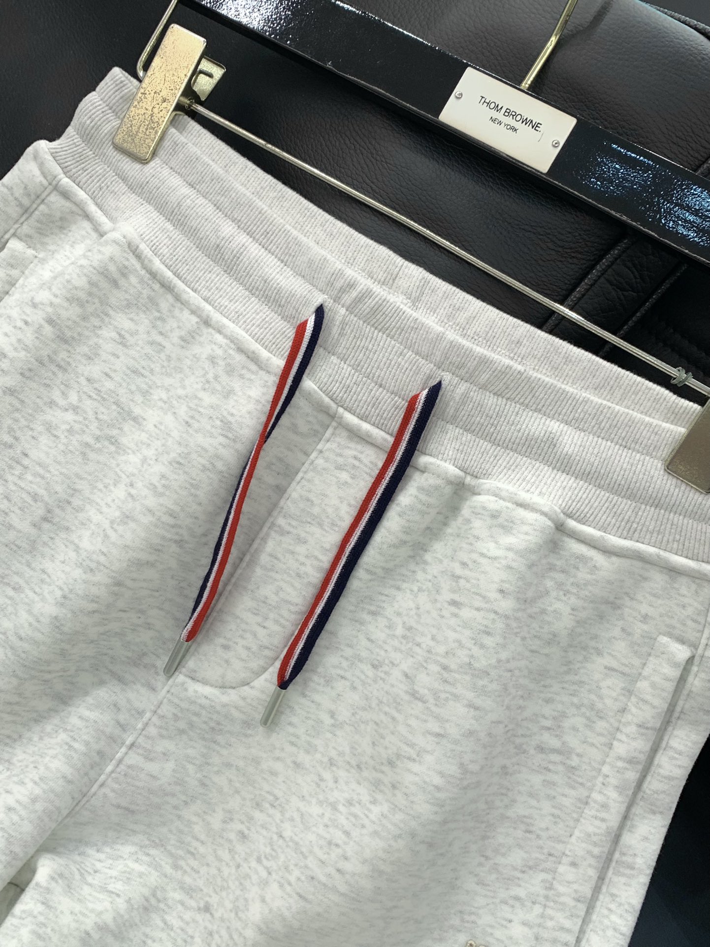 ，蒙口 极简绣标，定制的浅麻灰 和黑色。mon家经典休闲裤……超级舒服摇粒绒内里复合加绒款重磅出品，品质